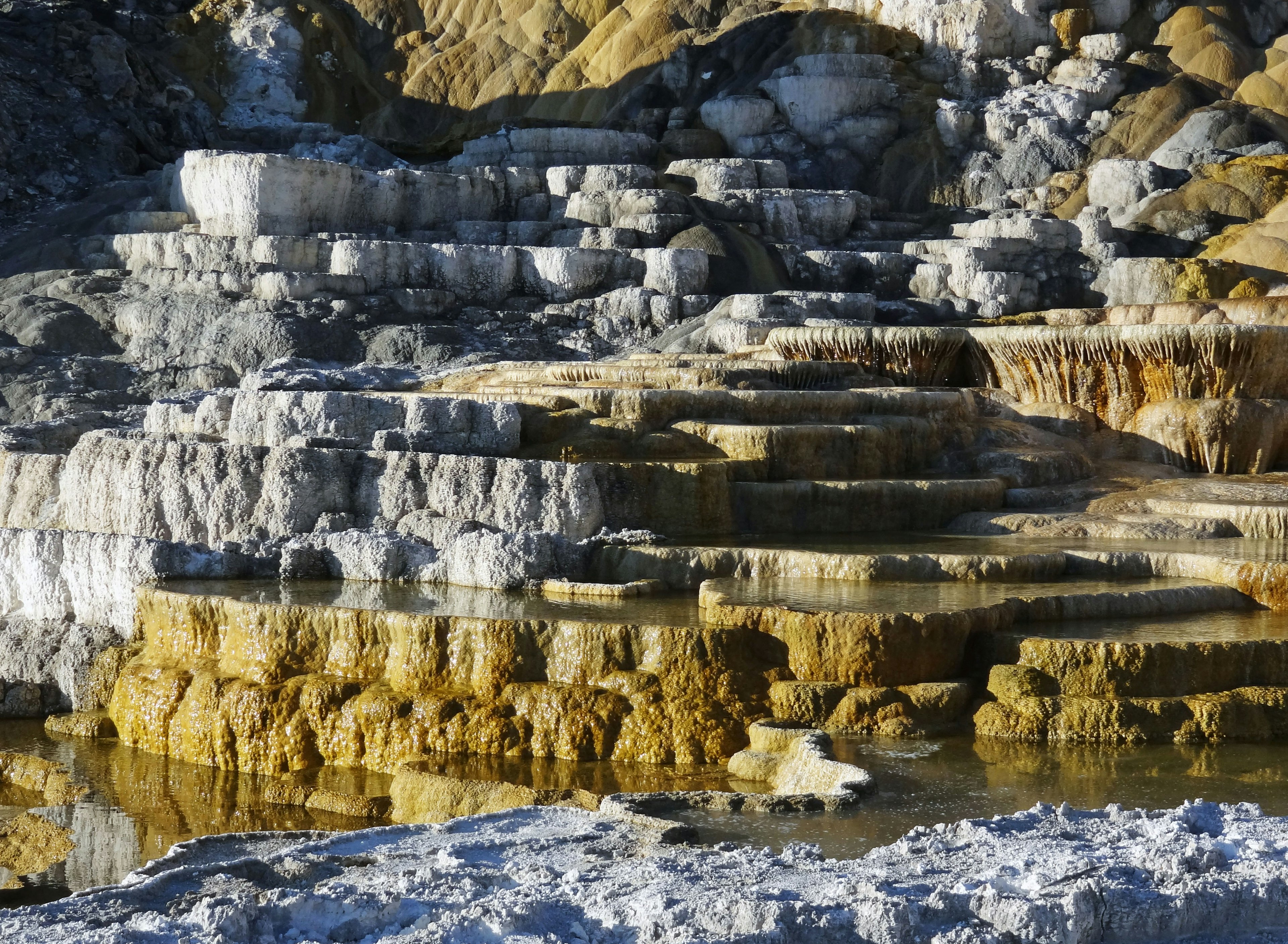 Belle sorgenti termali minerali a terrazze