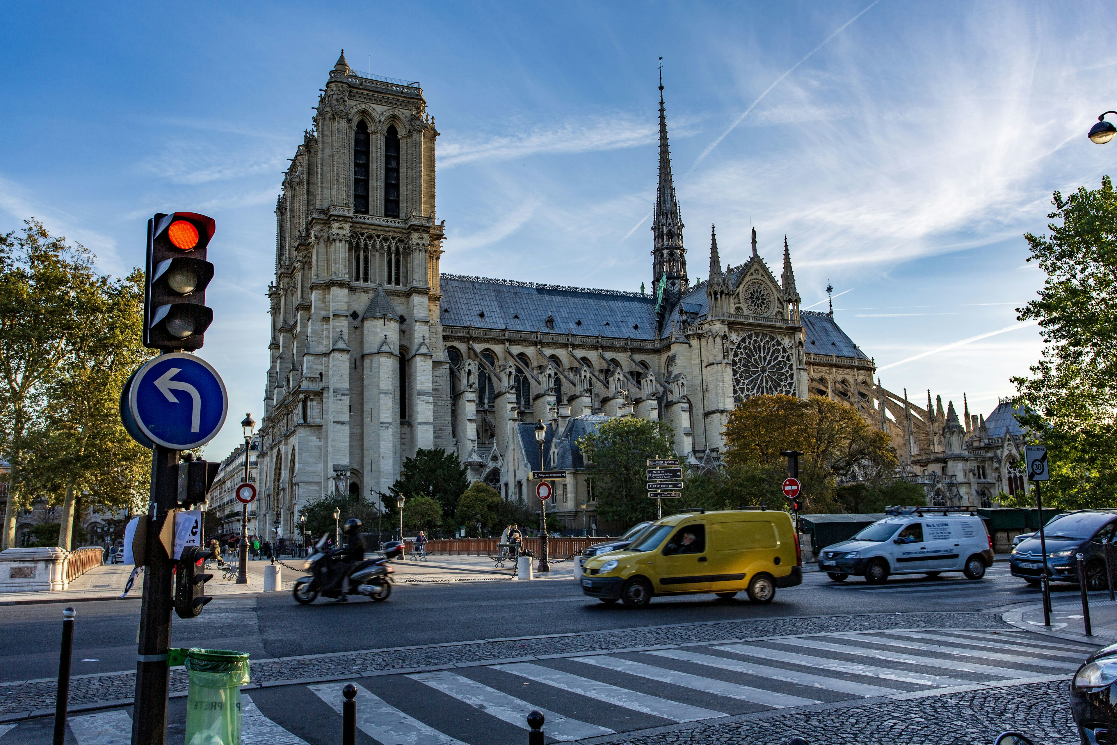 Blick auf die Kathedrale Notre-Dame mit Ampeln und Fahrzeugen