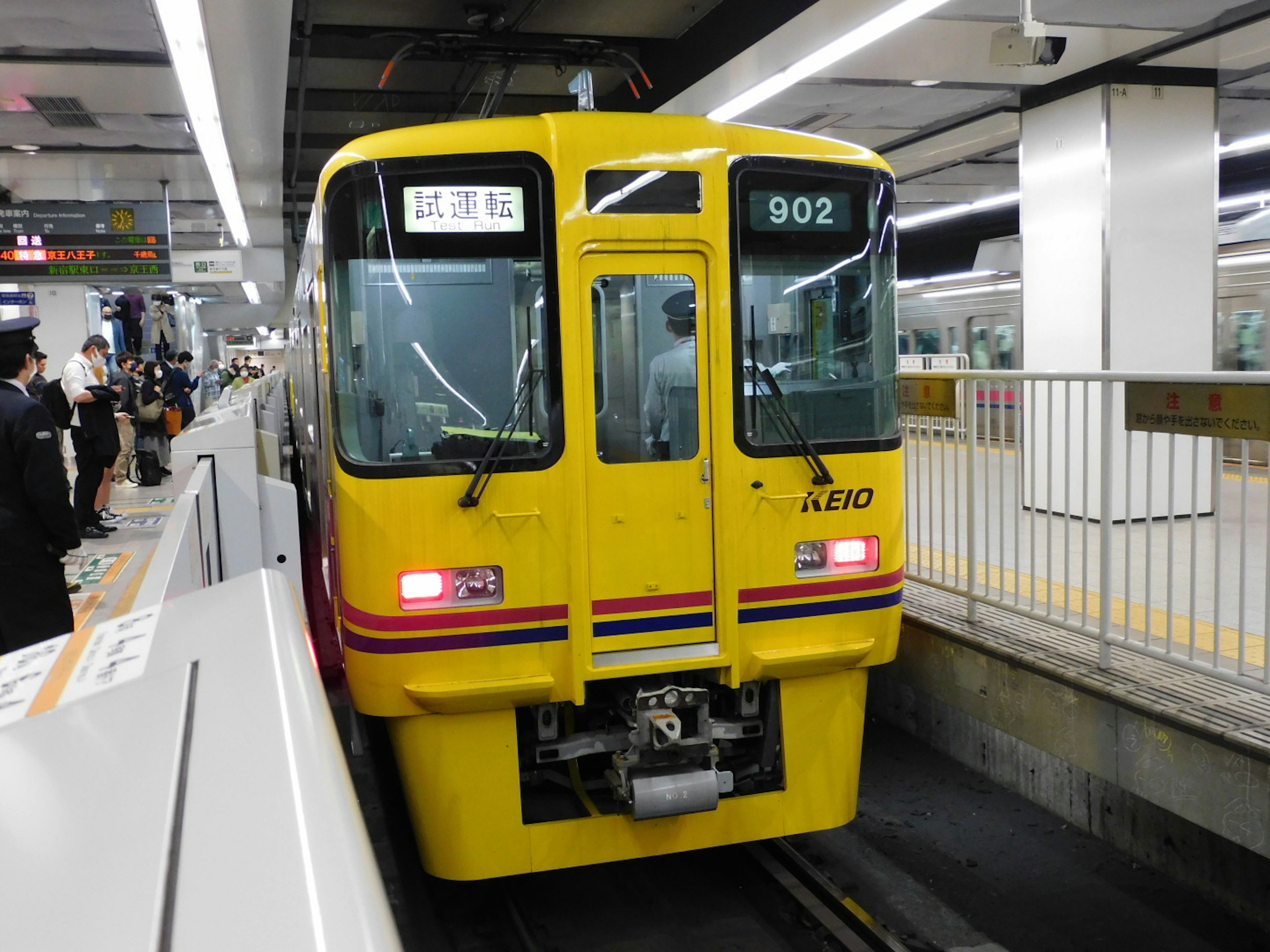 Tren amarillo llegando a una estación de metro