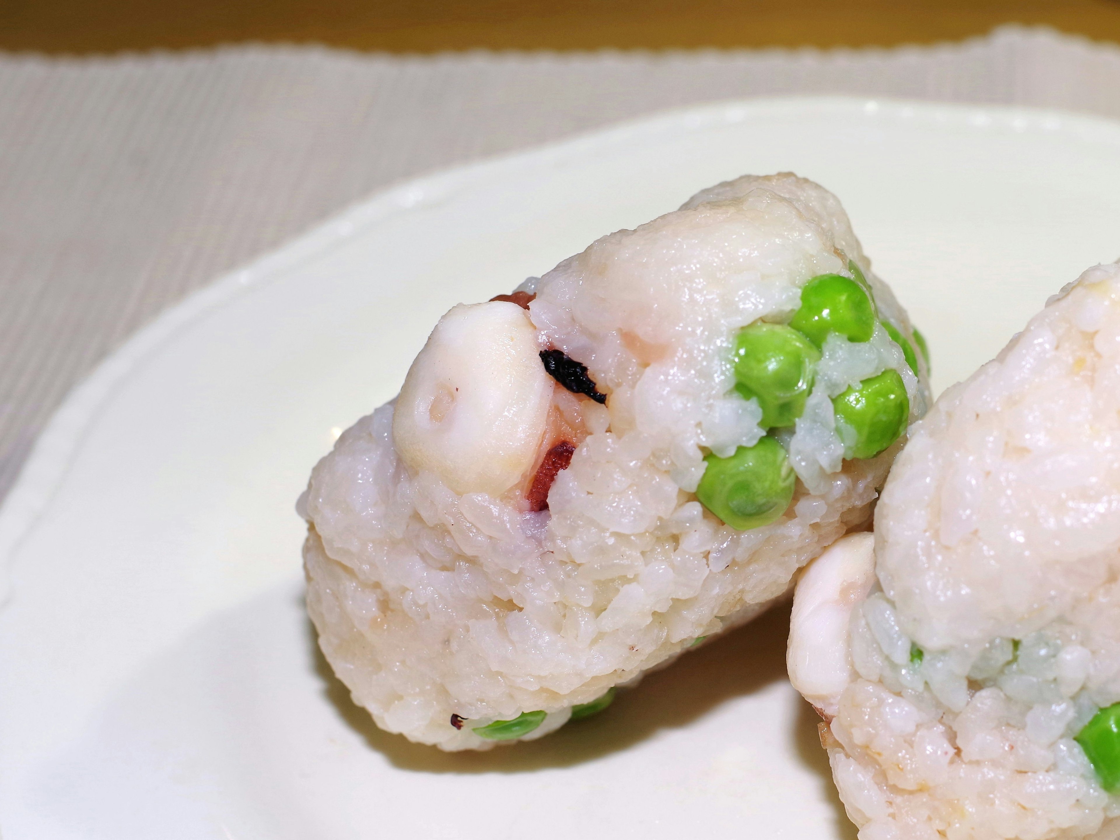 Gulung sushi dengan kacang polong hijau dan isian seafood