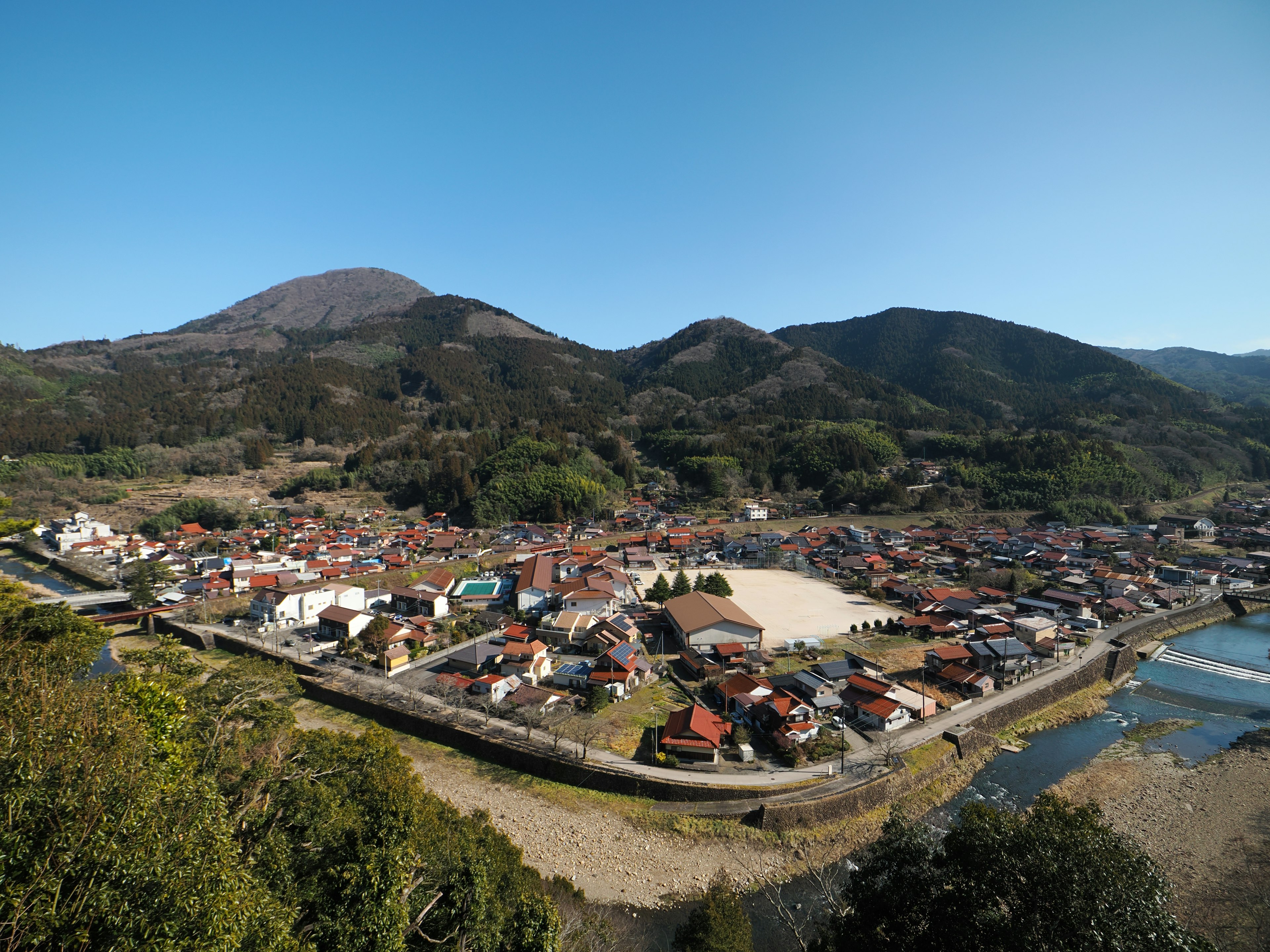 Panoramablick auf eine ruhige Stadt, umgeben von schönen Bergen