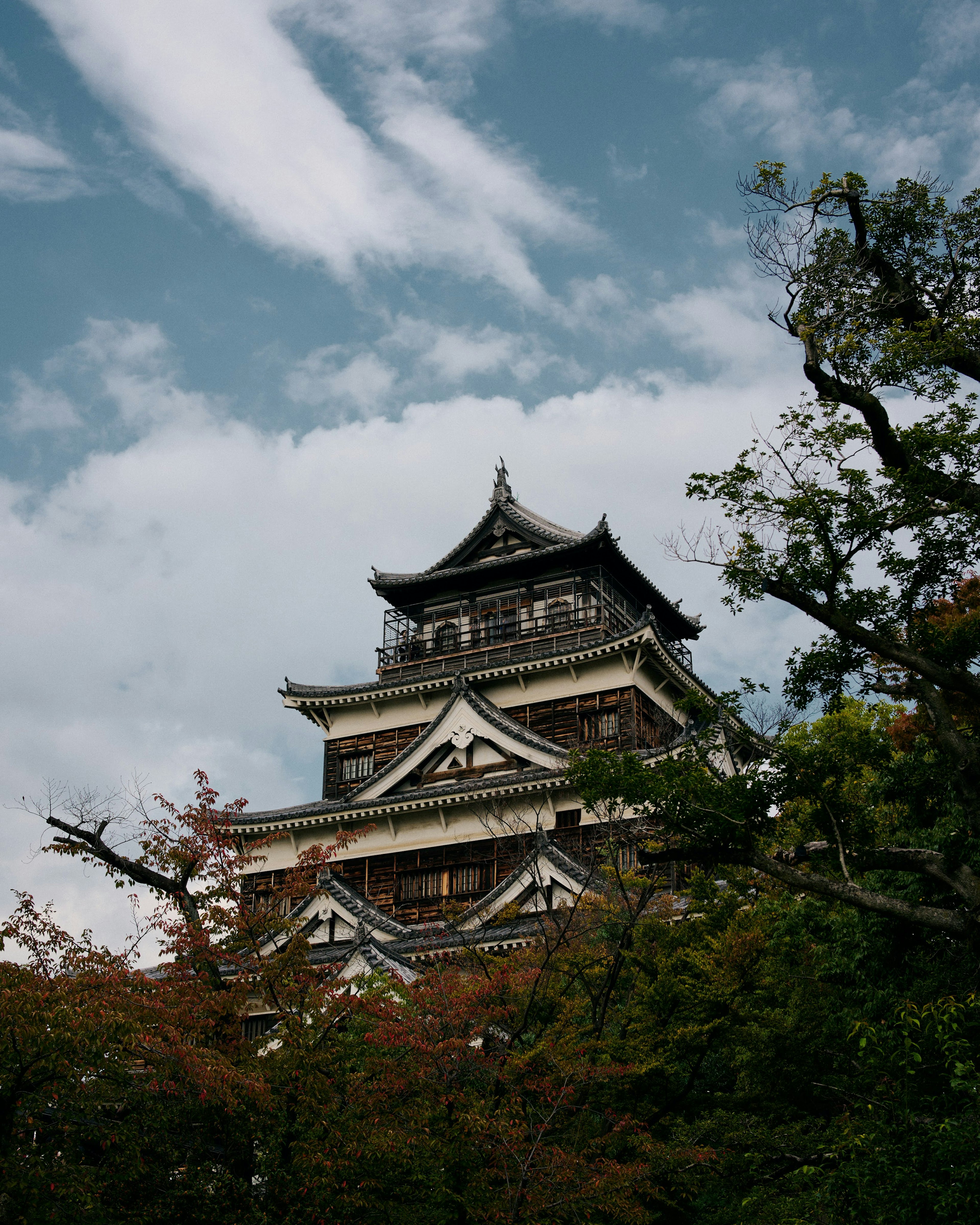 美しい日本の城の上部を青い空の下に捉えた画像