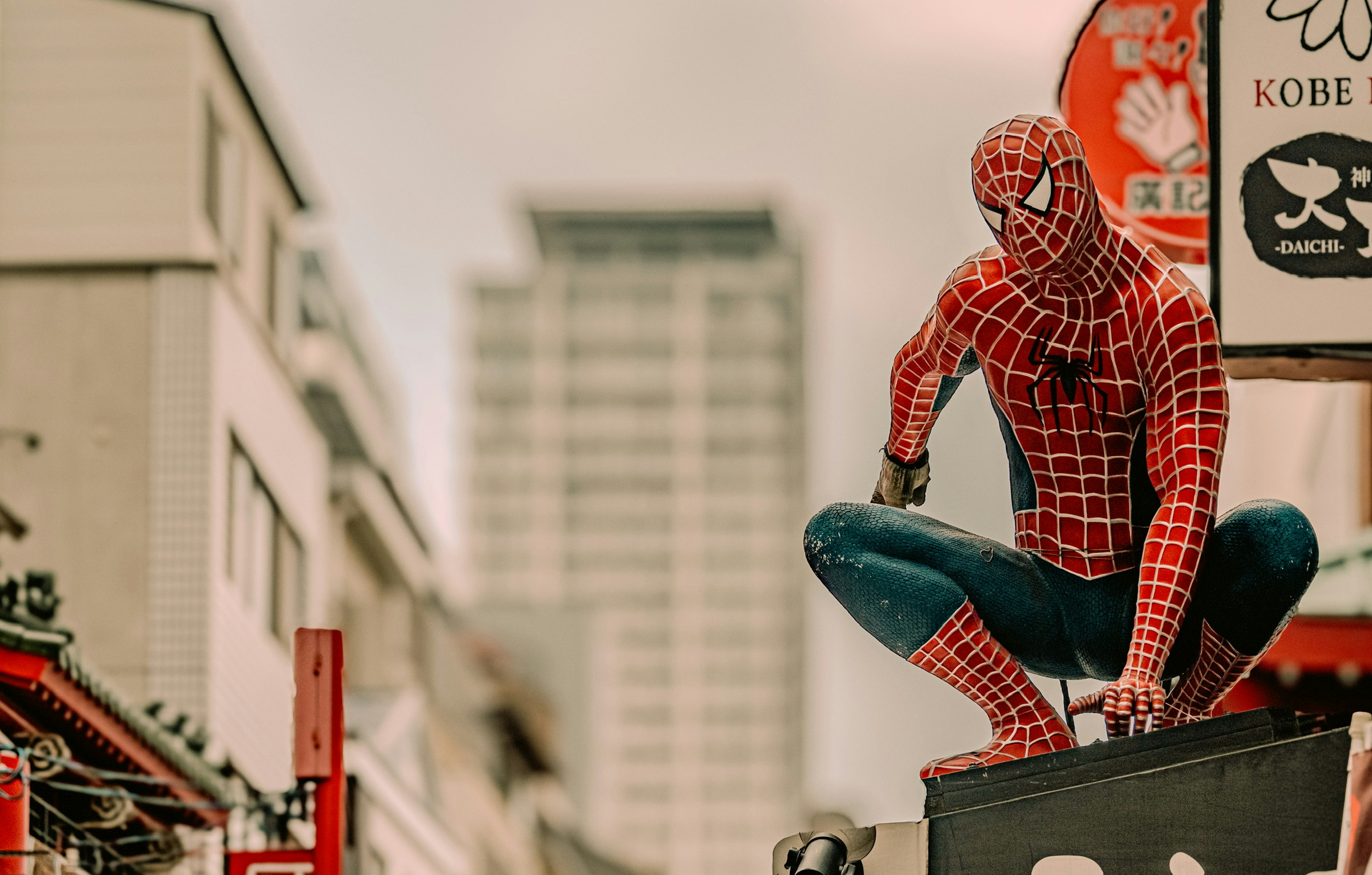 Figurine de Spider-Man posant dans une rue urbaine