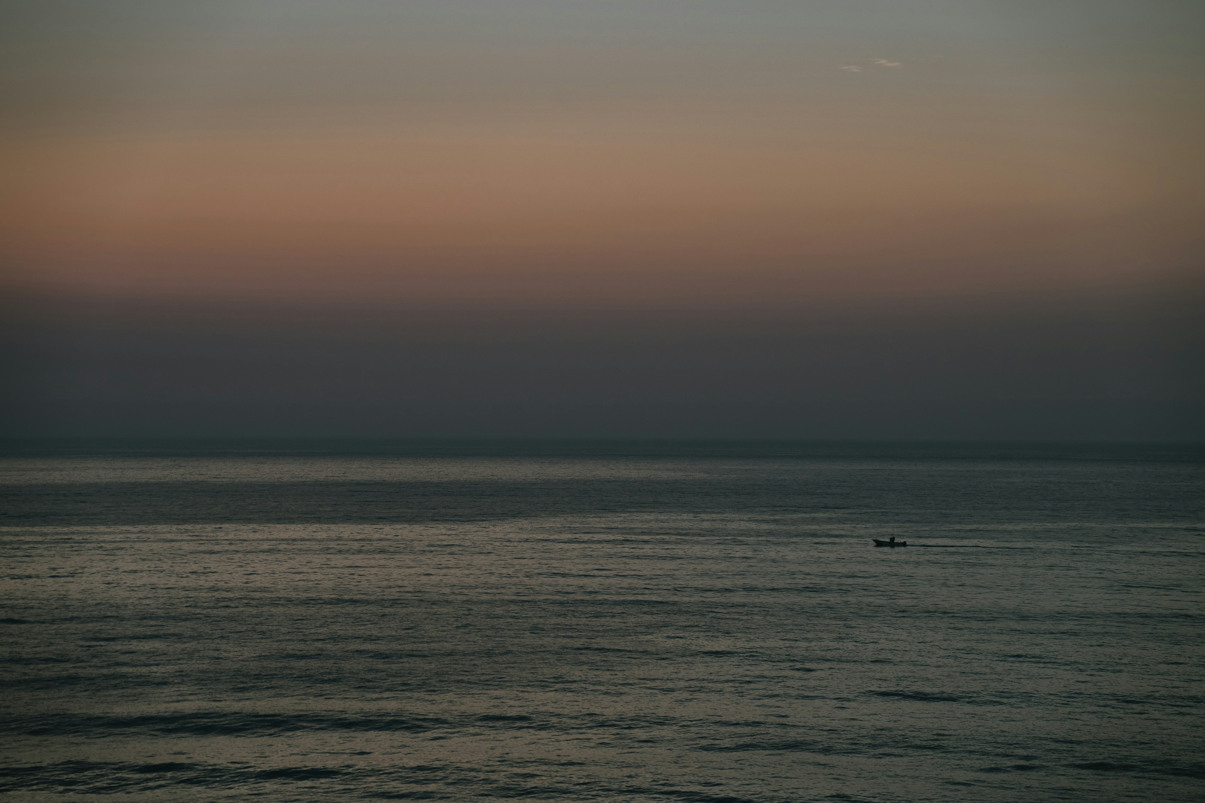 静かな海と柔らかな夕焼けのグラデーション