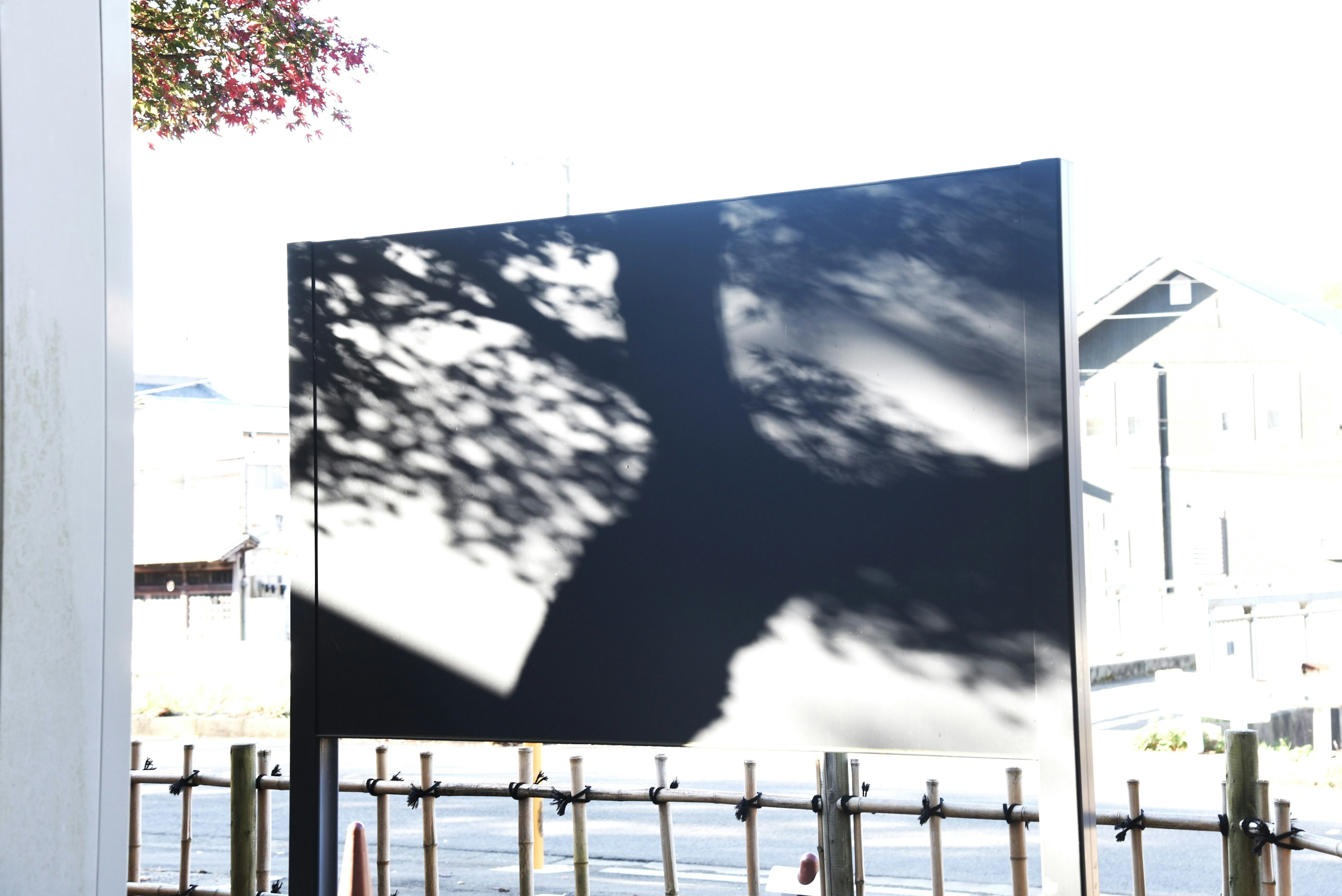 Panneau noir affichant des ombres avec le paysage environnant