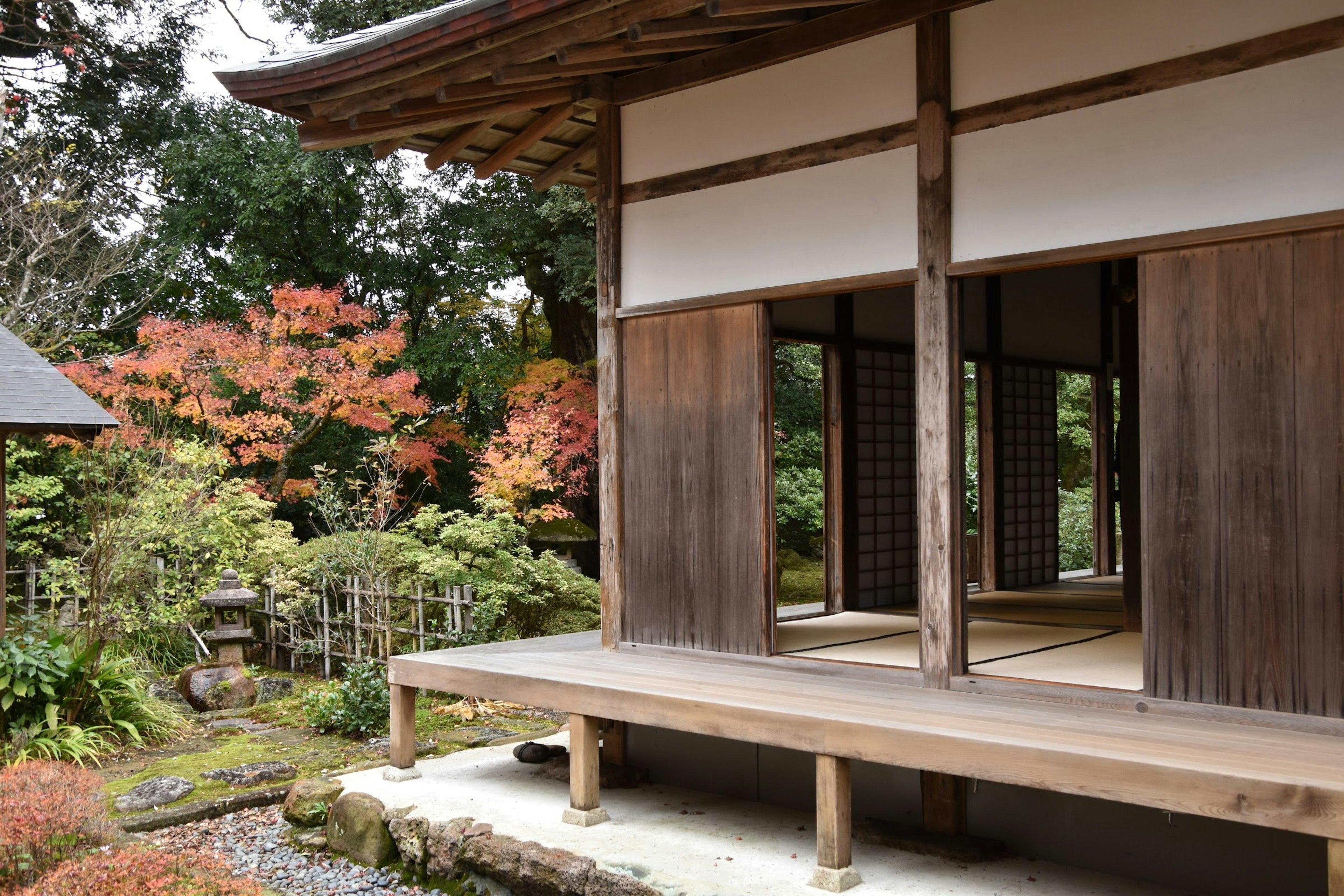 Casa japonesa tradicional con vista a un jardín sereno