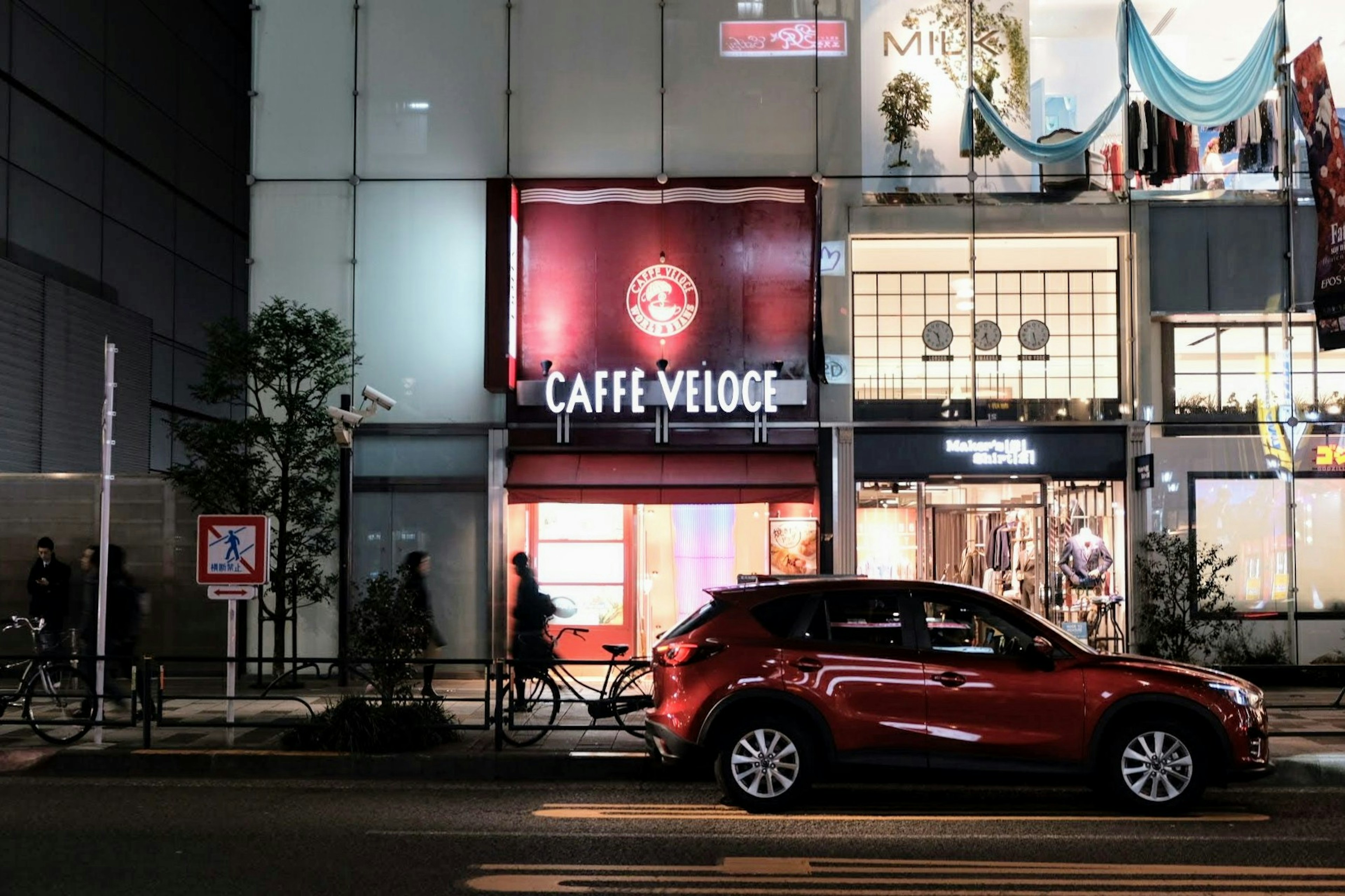 カフェ・ヴェローチの赤い看板と近くの赤い車