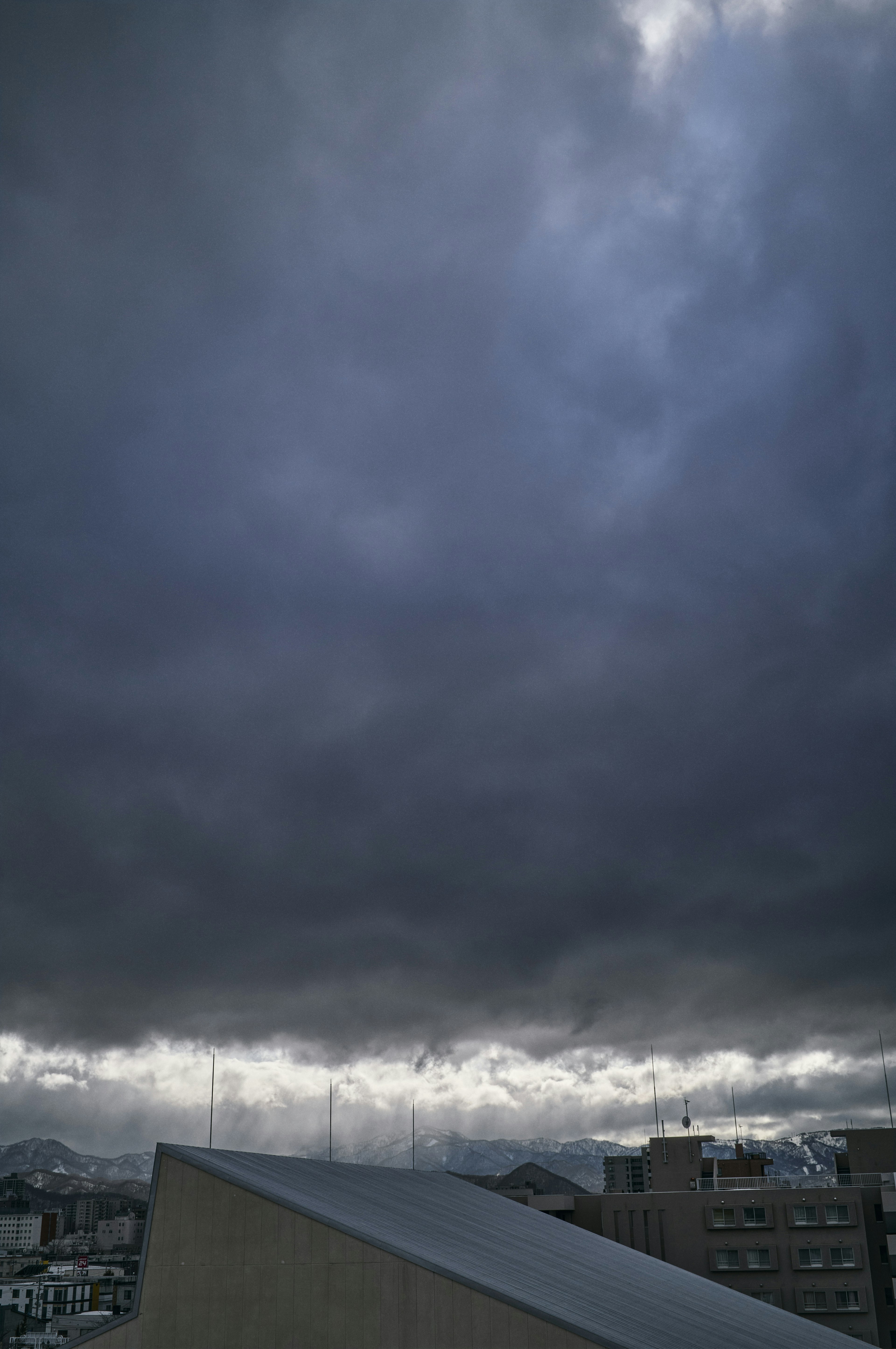 Ciel couvert de nuages sombres avec des montagnes en arrière-plan