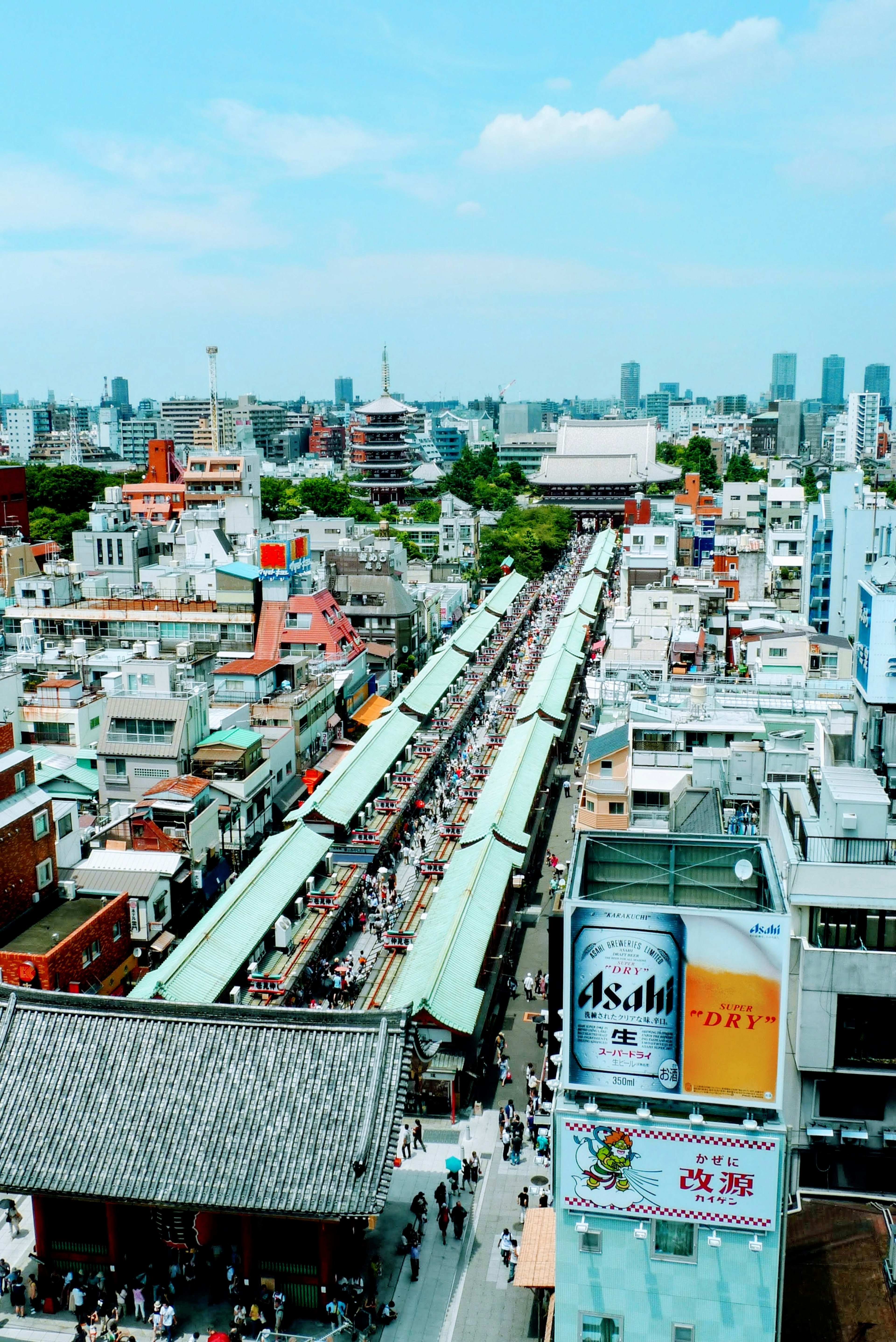 Vista panoramica della vivace strada attorno al tempio Senso-ji a Tokyo