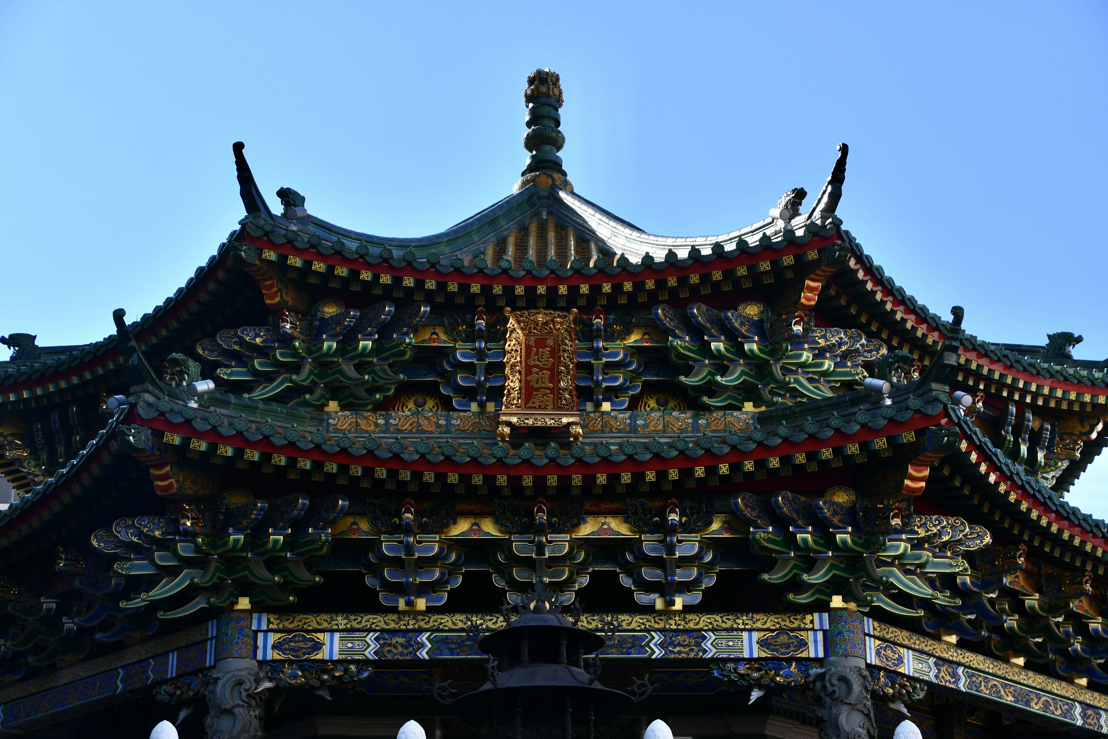 Traditionelle chinesische Architektur mit einem wunderschön gestalteten Dach