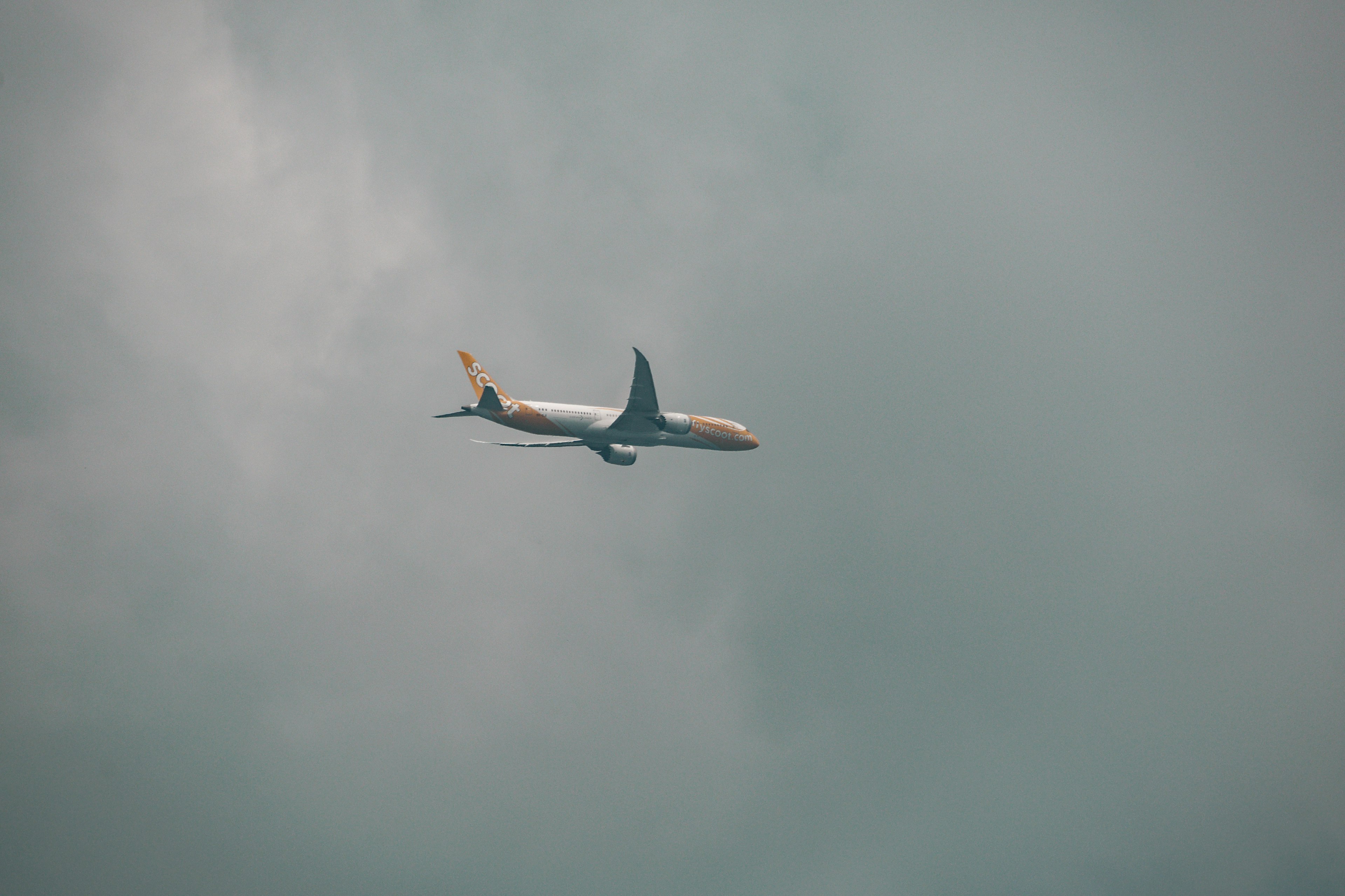 Passagierflugzeug fliegt durch einen bewölkten Himmel