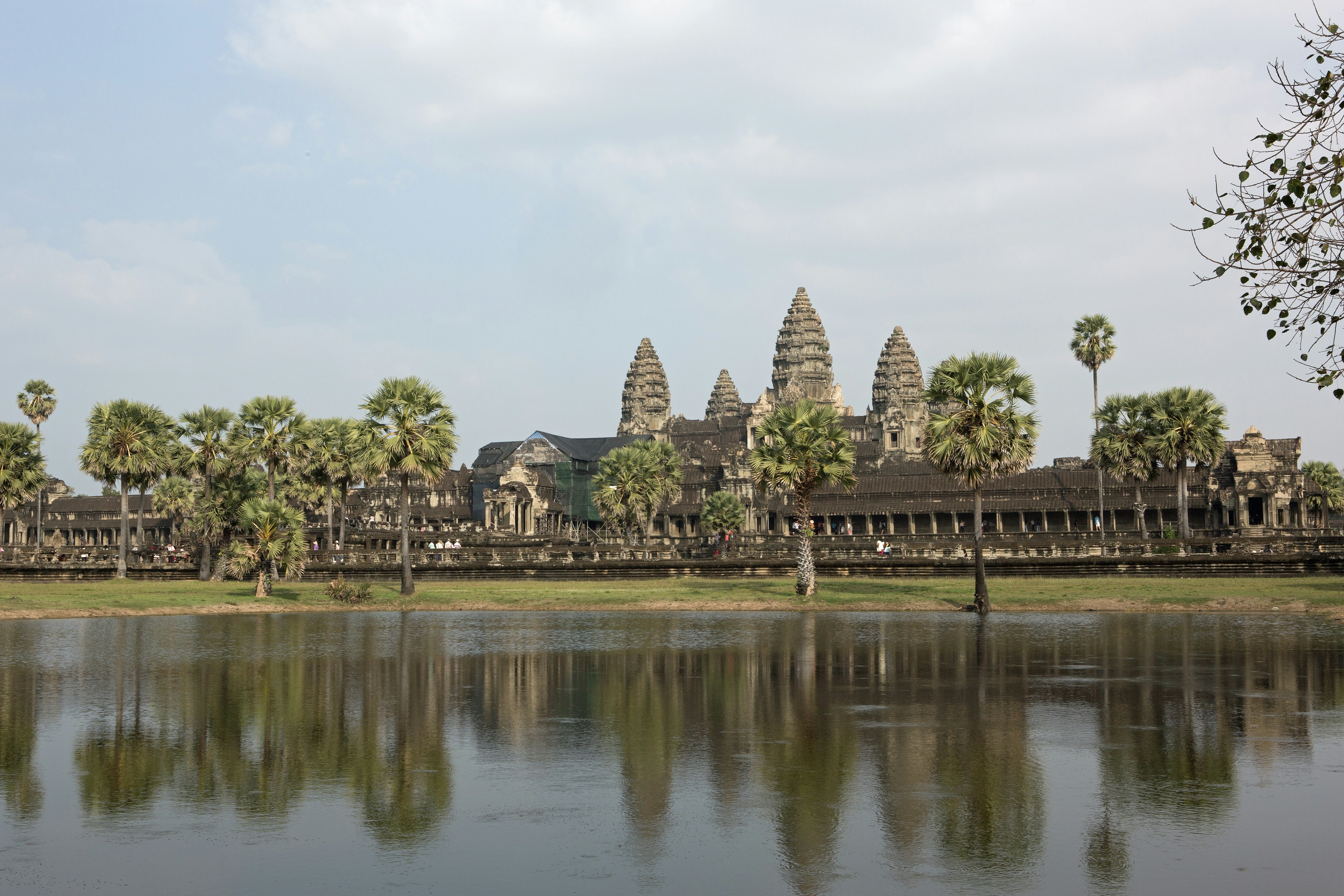 Temple majestueux d'Angkor Wat avec réflexion tranquille dans l'étang