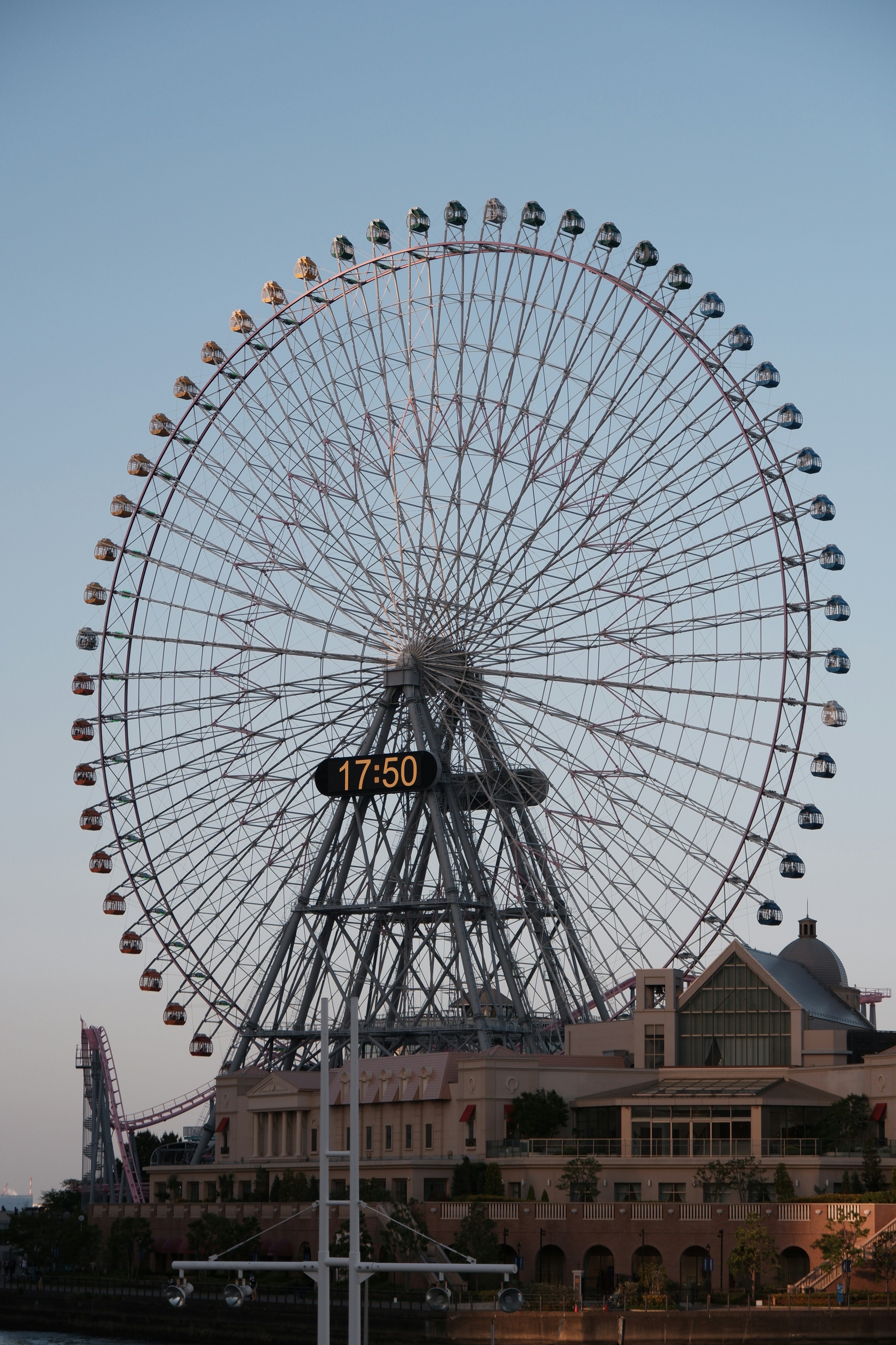 Ruota panoramica contro un cielo azzurro