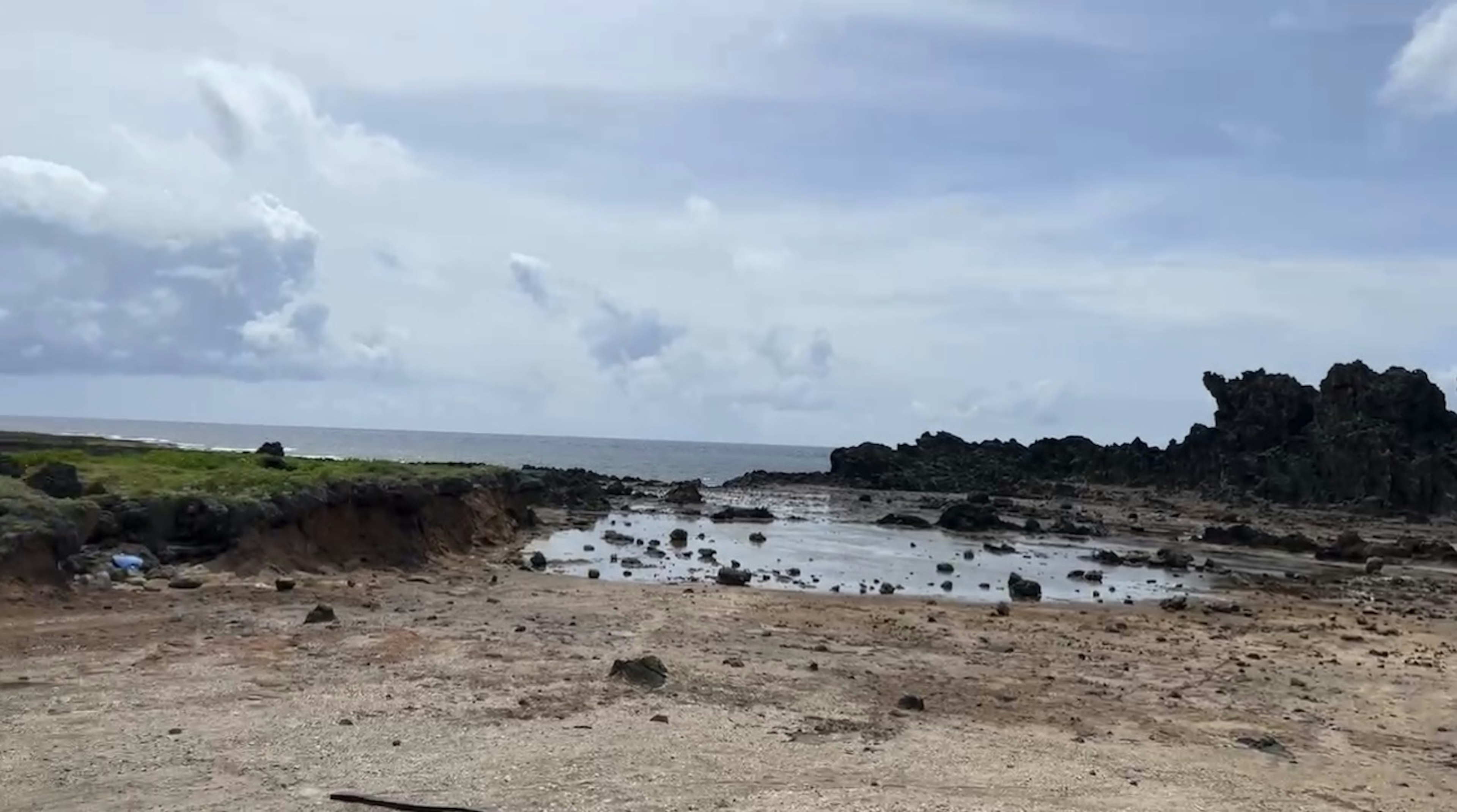 海岸線の岩と水たまりが見える風景