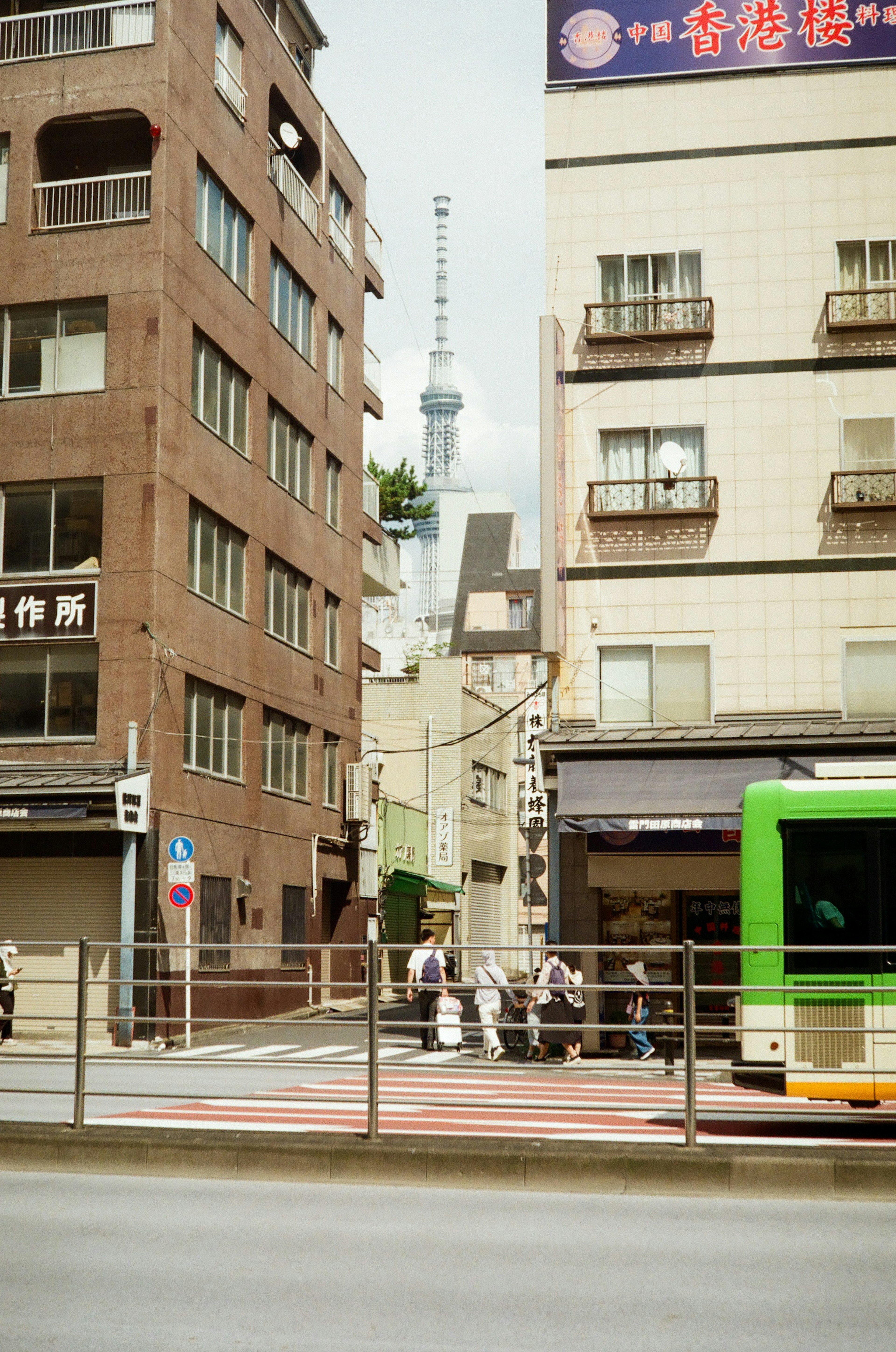 Scène urbaine avec la Tokyo Skytree en arrière-plan