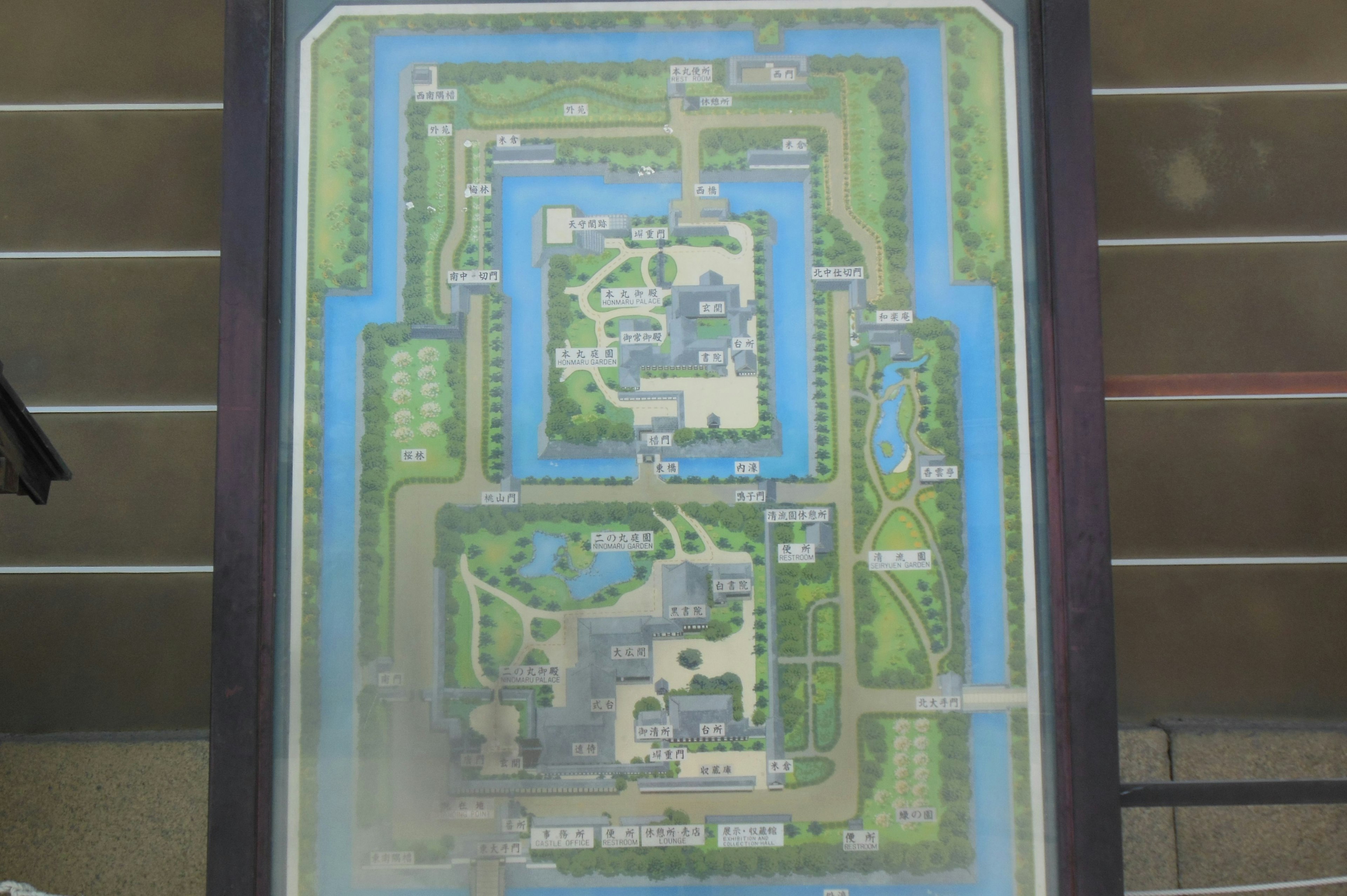 Mappa architettonica con giardini e edifici in tonalità di verde e blu