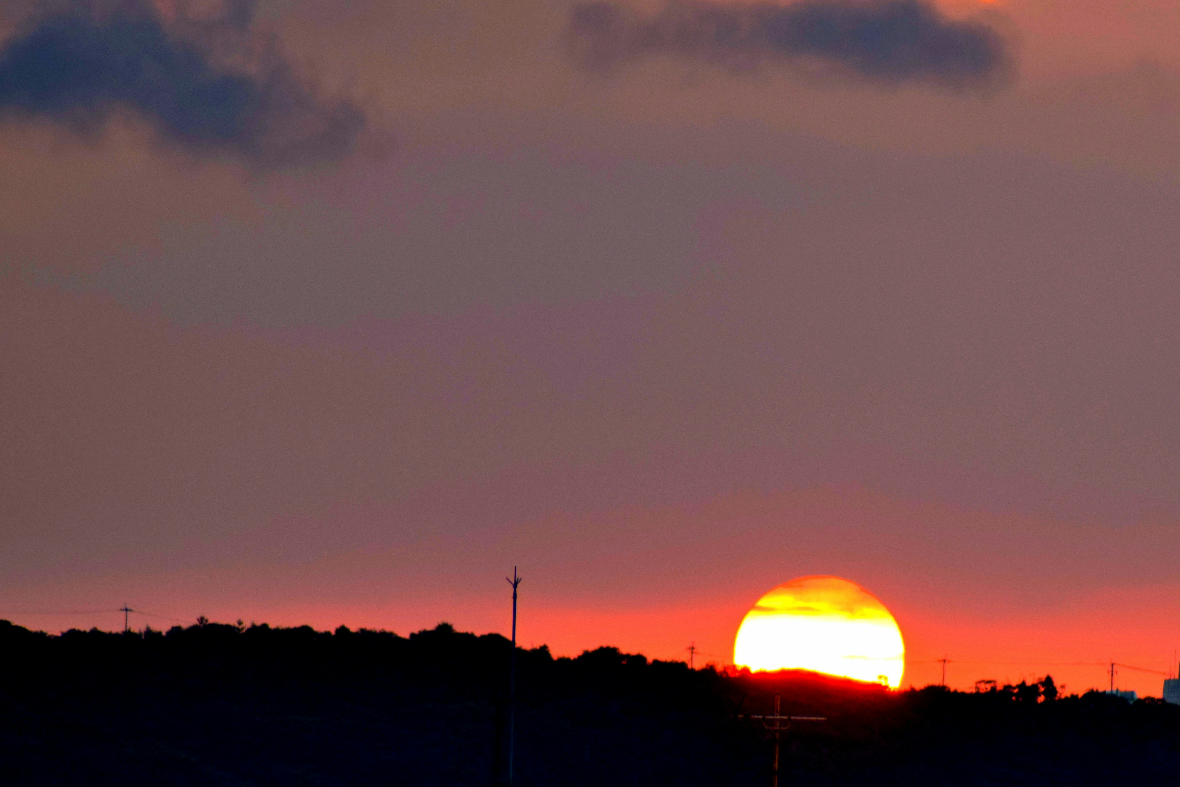 Un bellissimo tramonto su un orizzonte montano