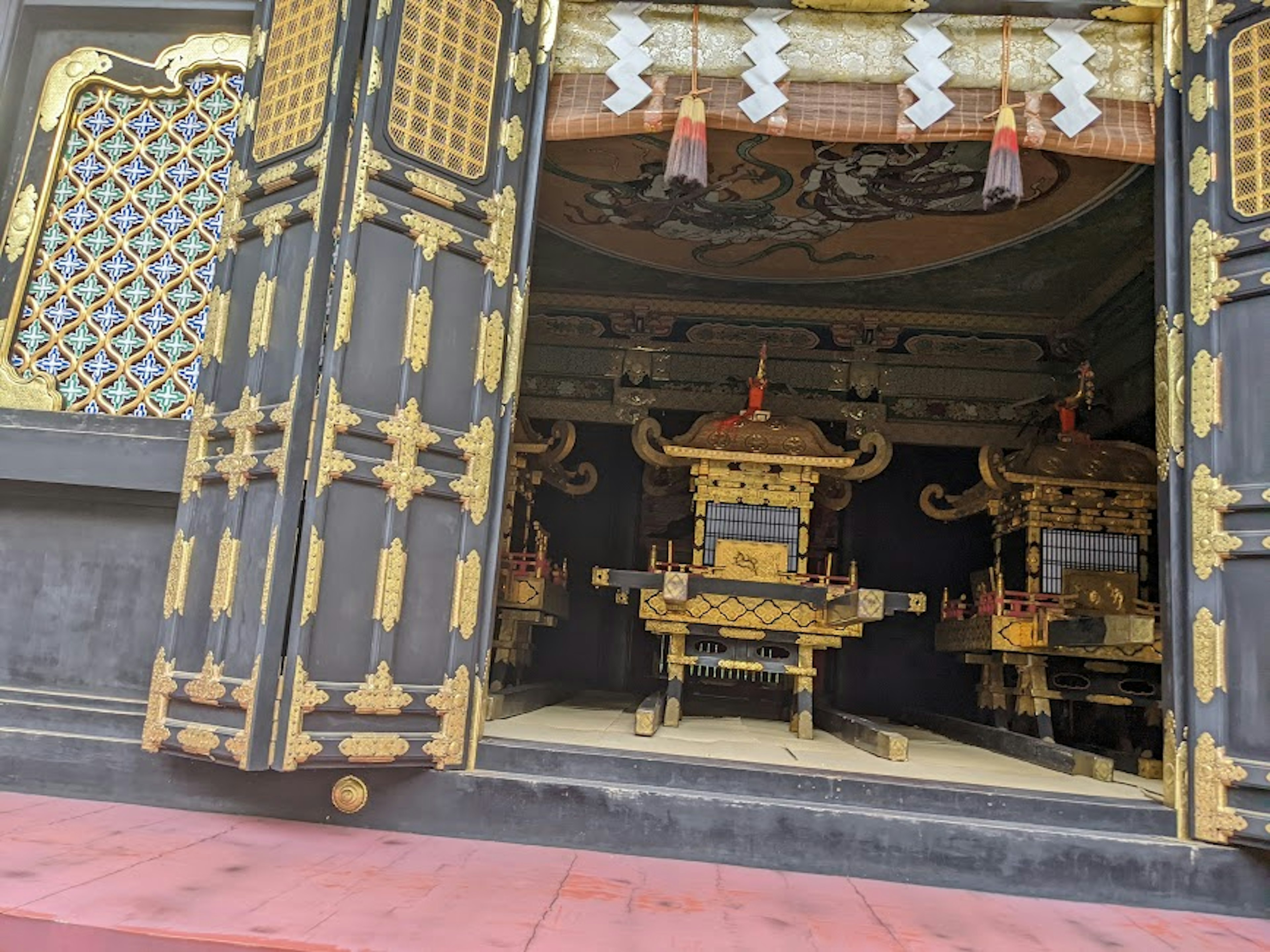 展示带有黑色和金色装饰的神社内部的图像