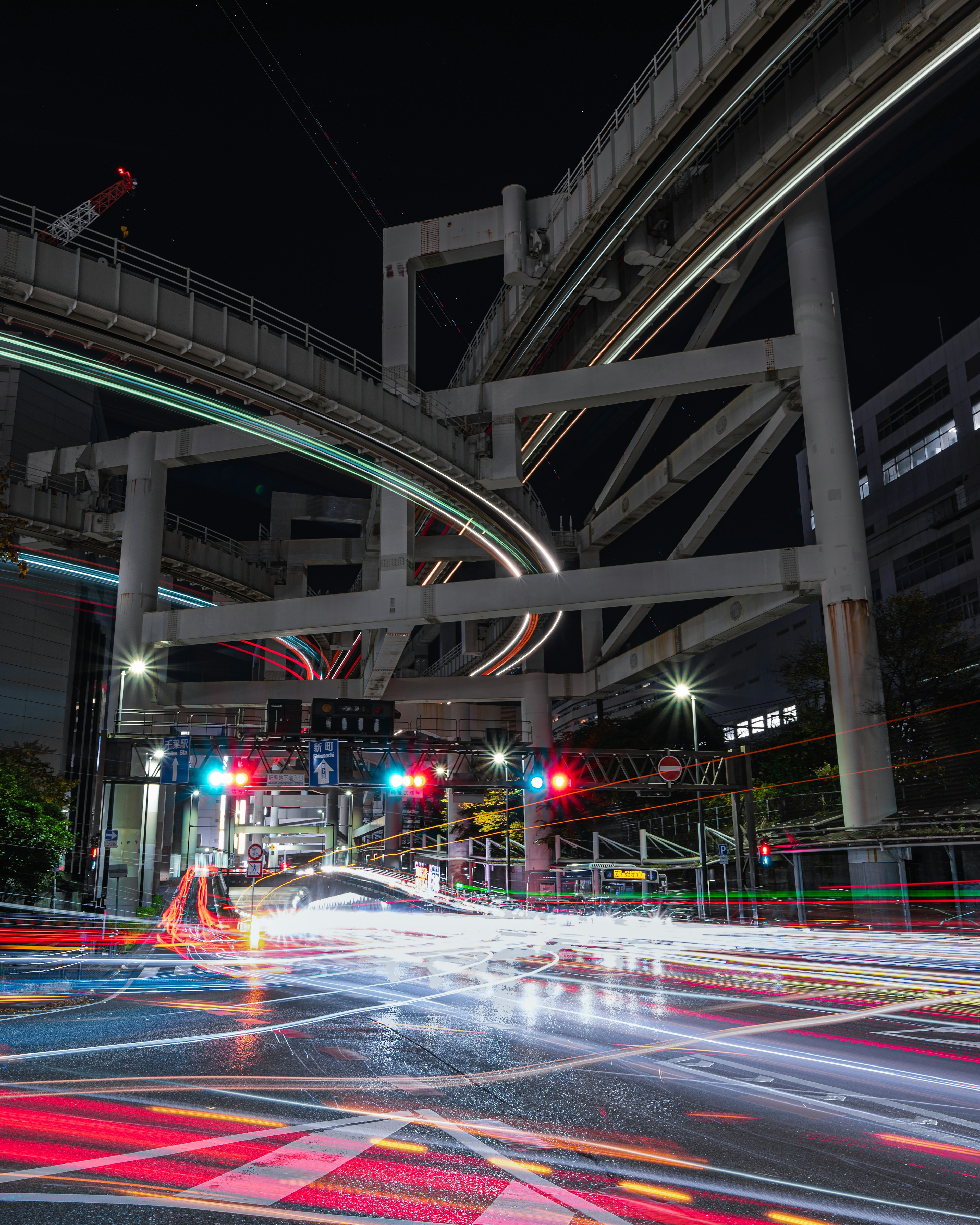 夜の都市風景で交差する高架道路と車のライトの軌跡