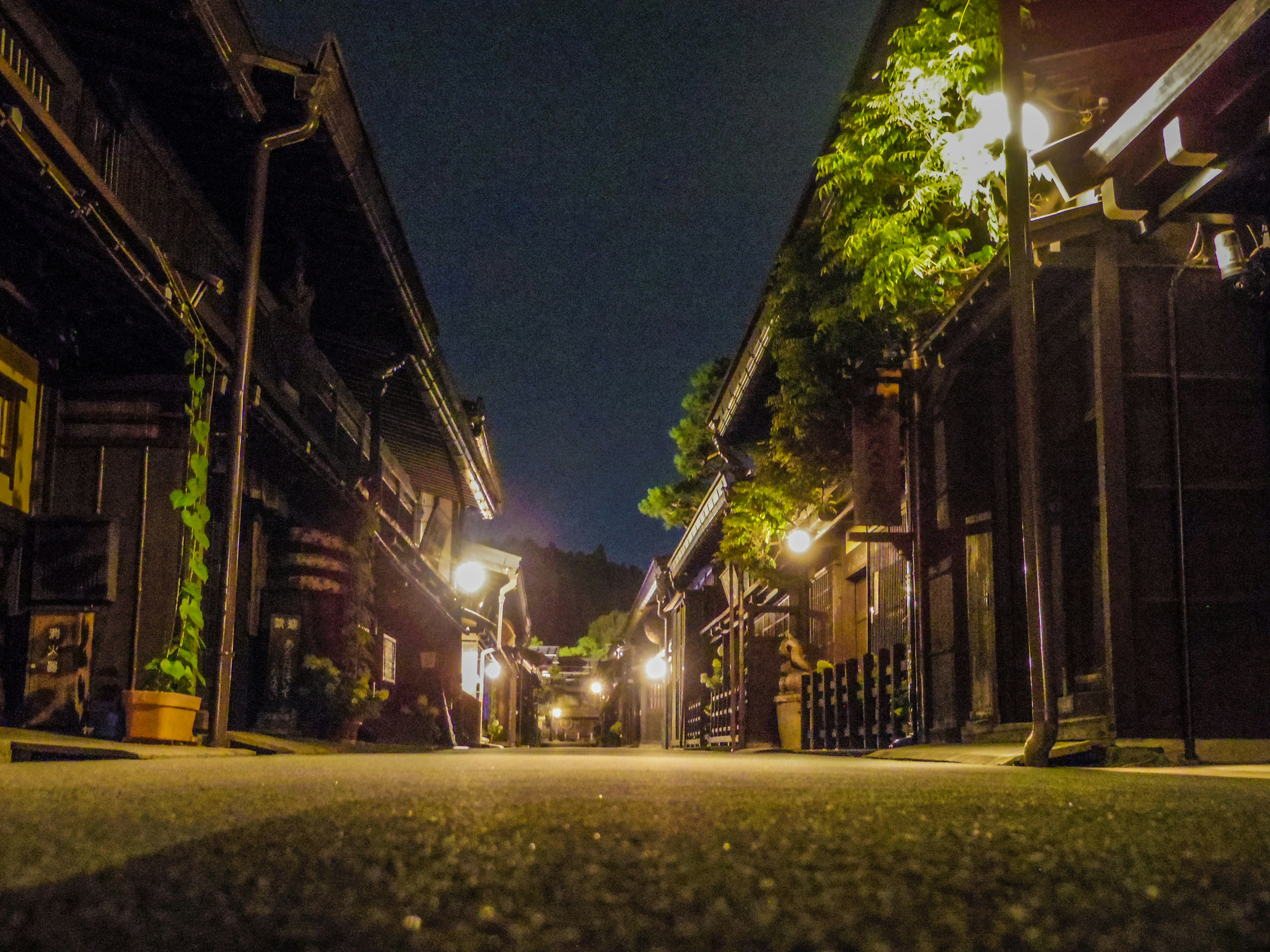 夜の古い街並みと温かい街灯