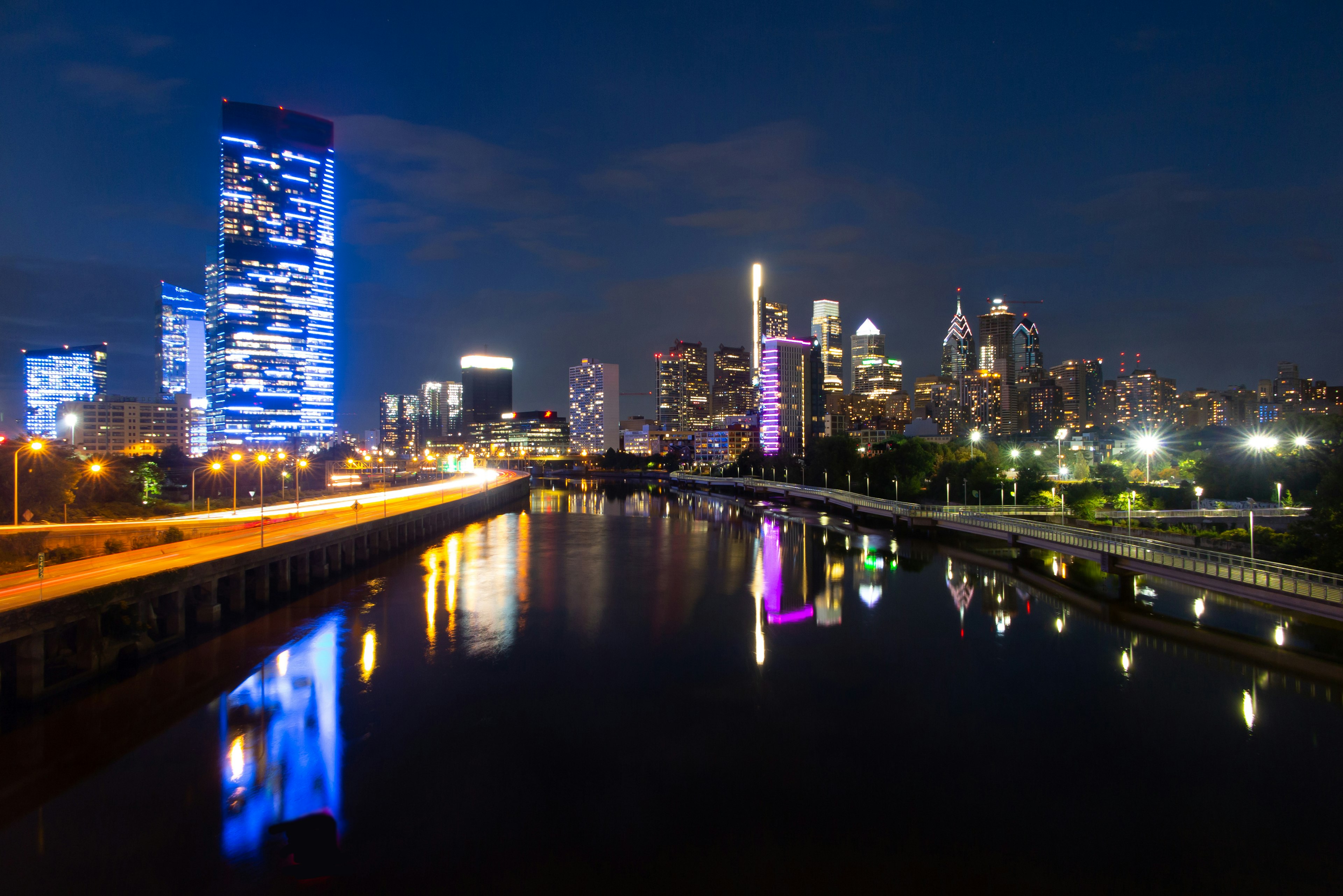 Vista nocturna del horizonte de Filadelfia con reflejos en el río