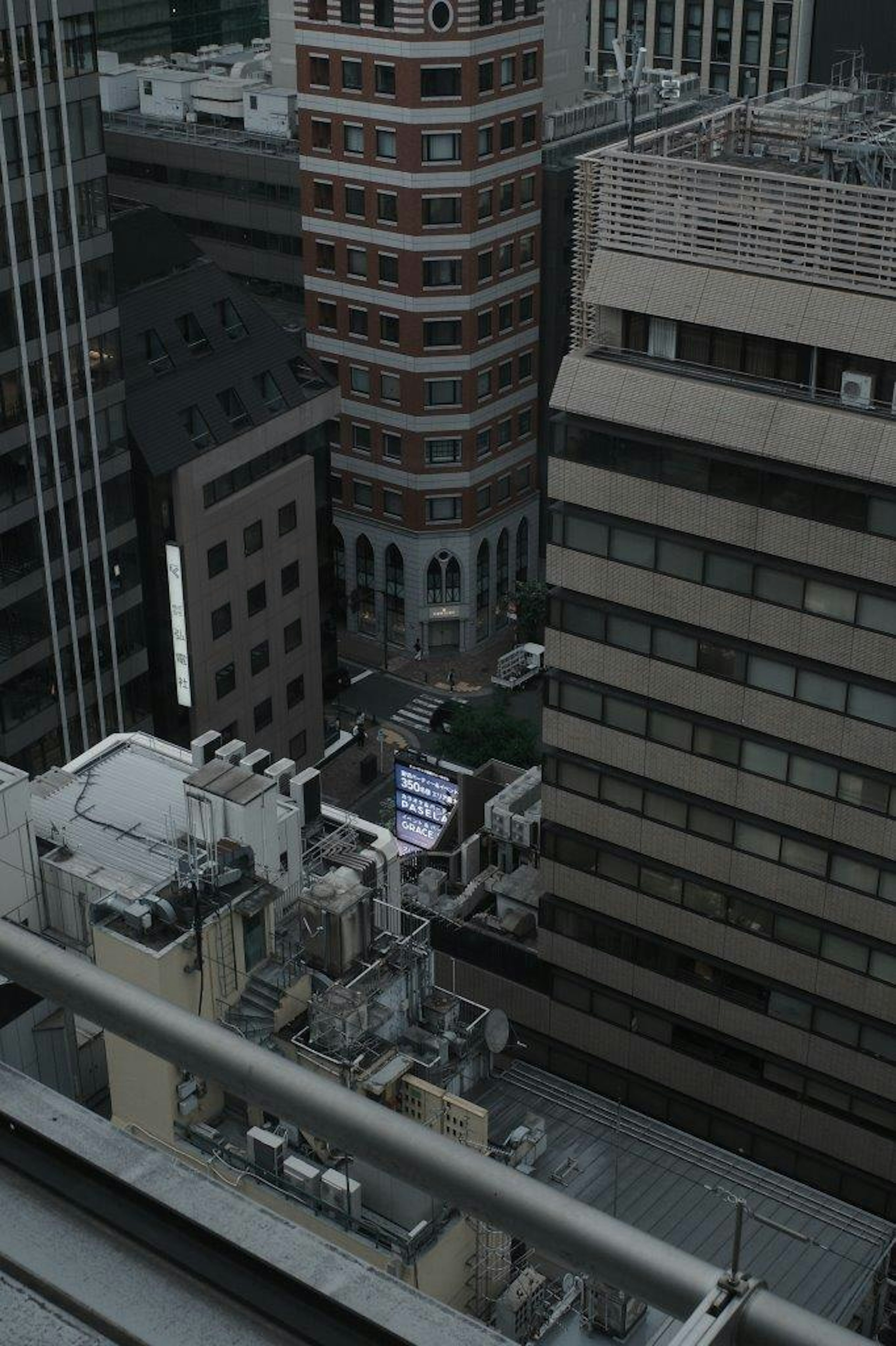 高層ビルの間から見える都市の景色と複数の建物