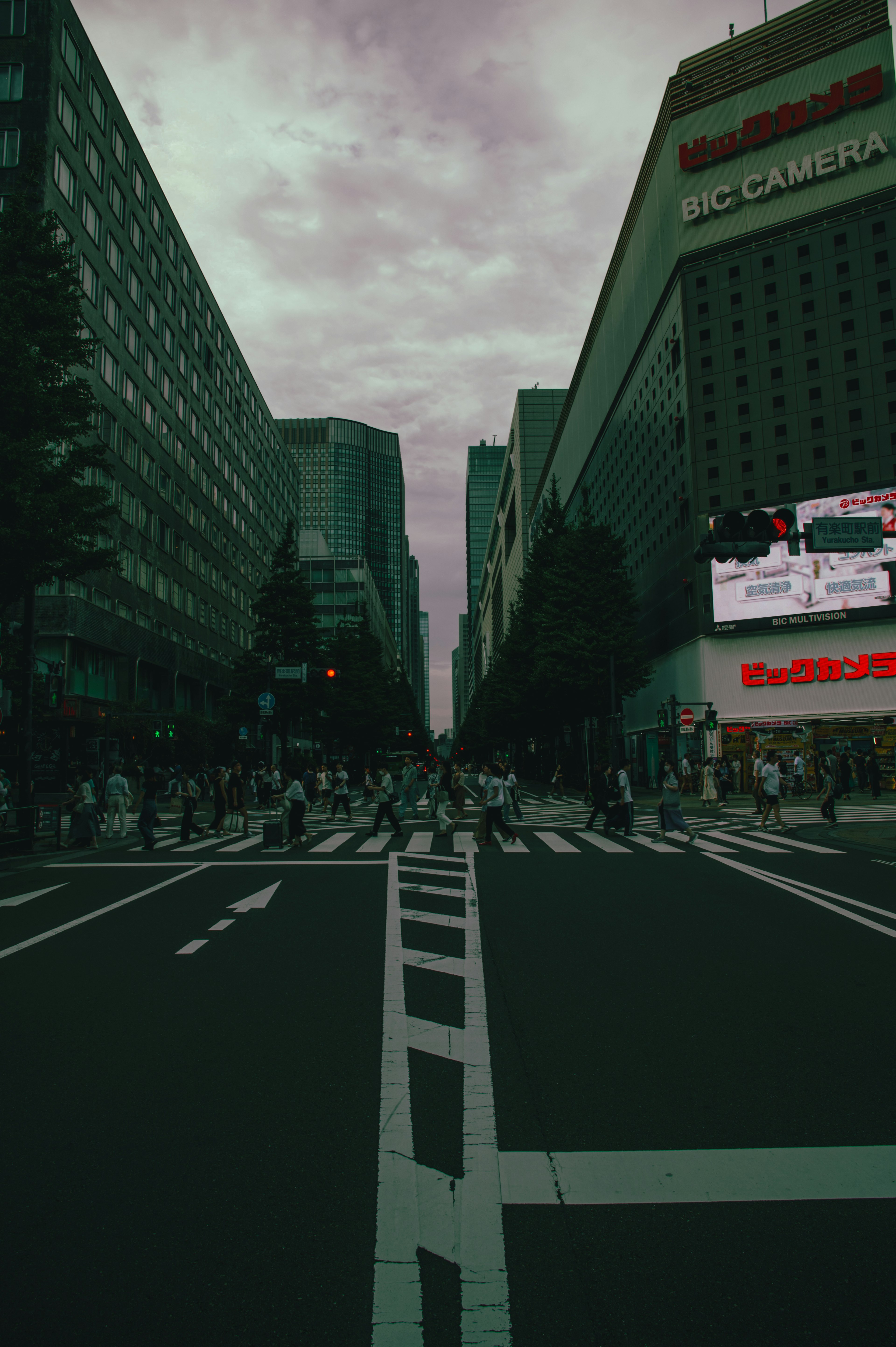 城市交叉口場景，有人走動