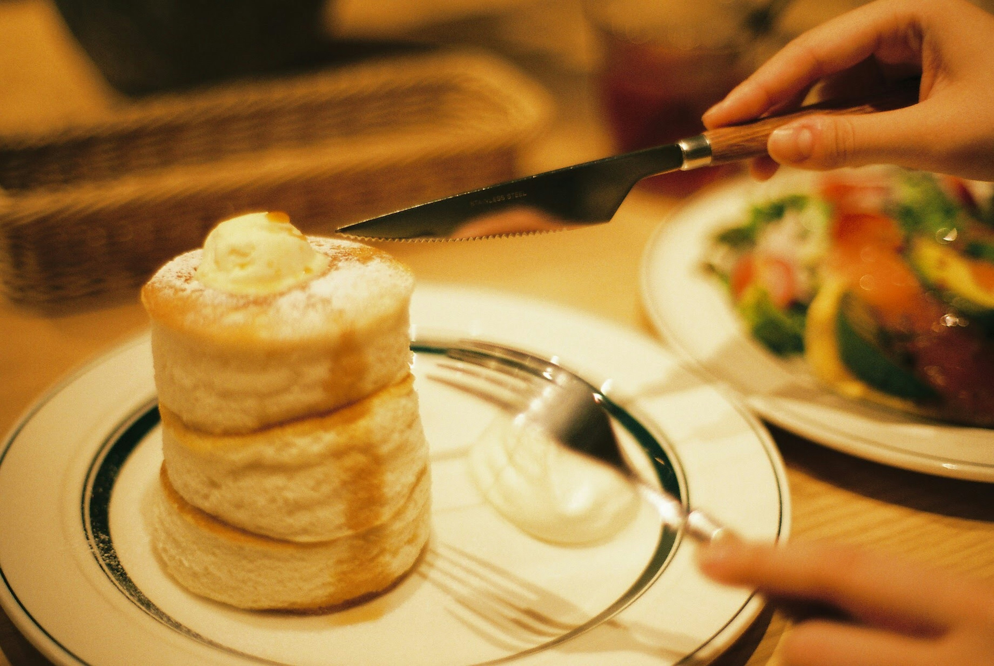 Pancakes soffici con burro in una scena di ristorazione