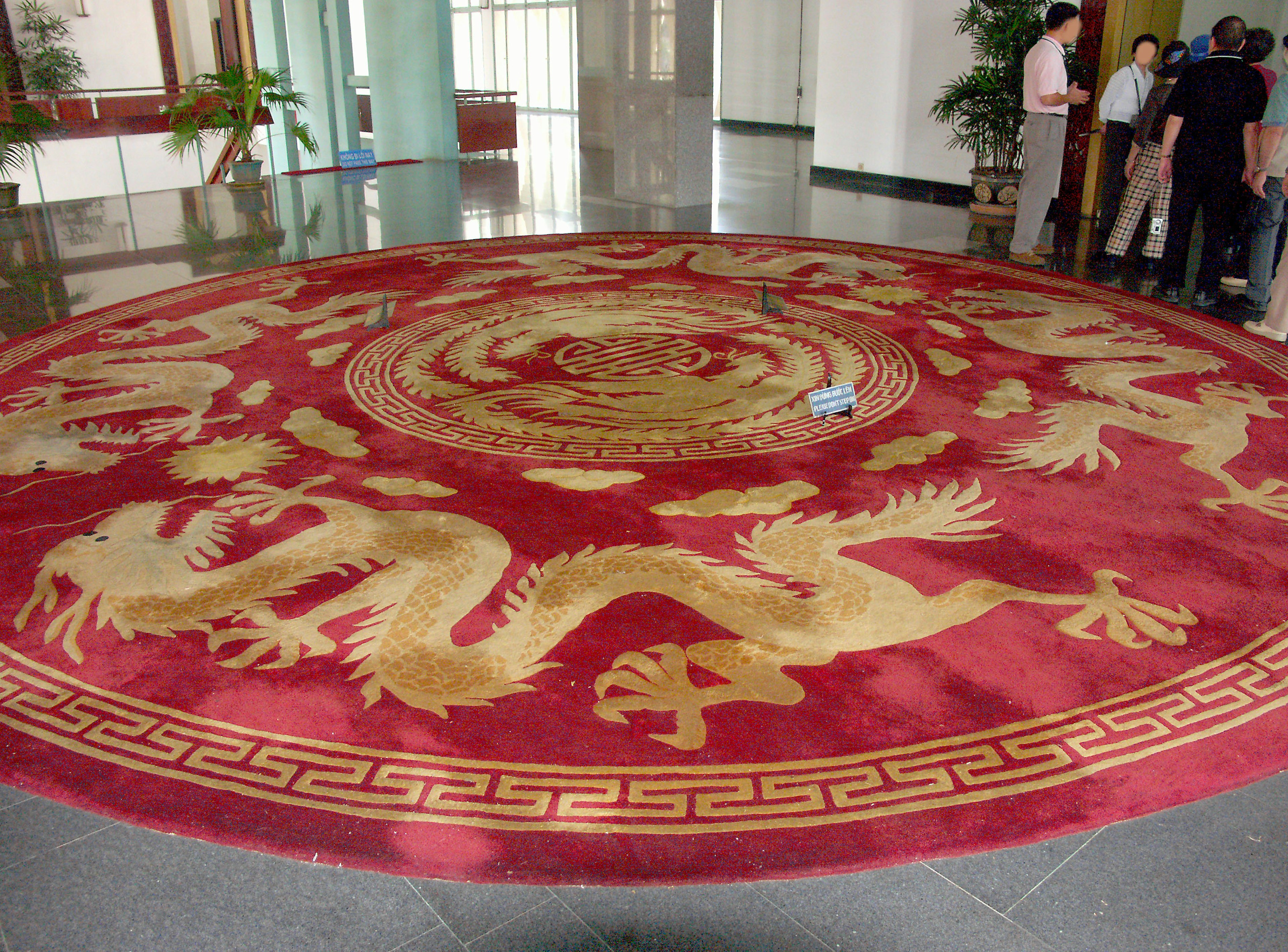 Tapis rond rouge avec des motifs de dragons dorés