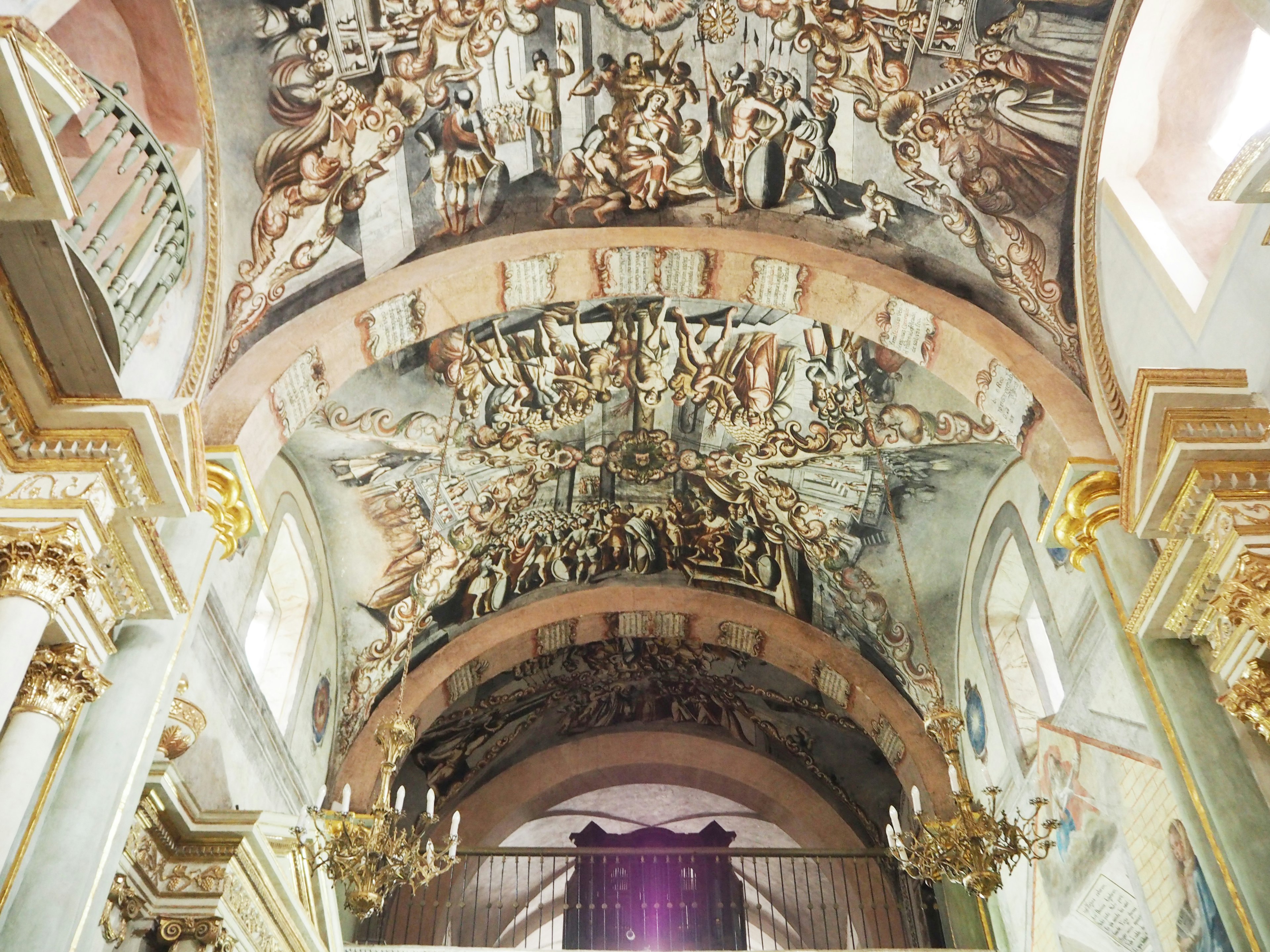 Un plafond d'église magnifique orné de fresques complexes