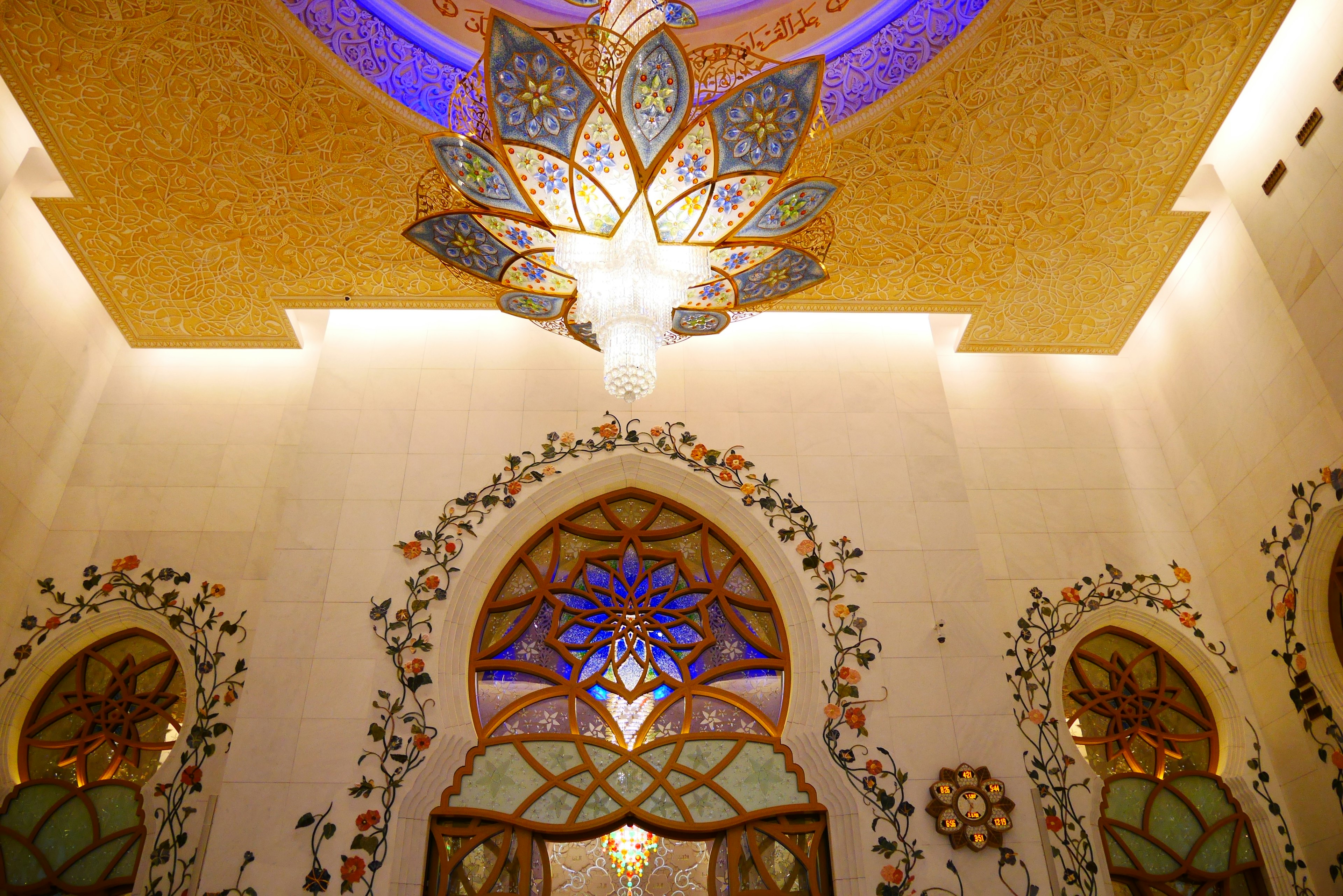 Plafond ornée avec des motifs floraux et fenêtres en arc dans un intérieur luxueux