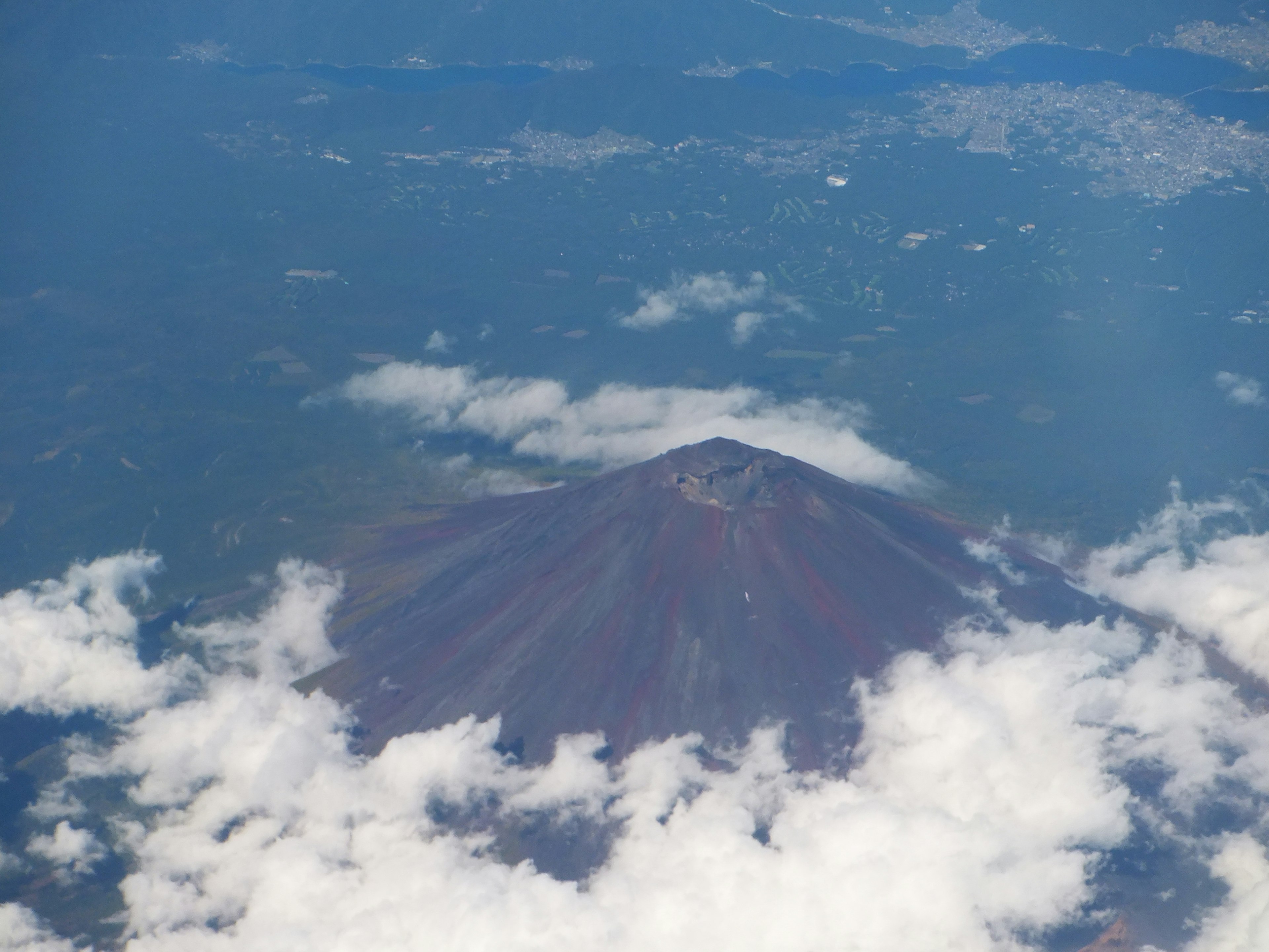 山の頂上が雲に囲まれた美しい火山の空撮