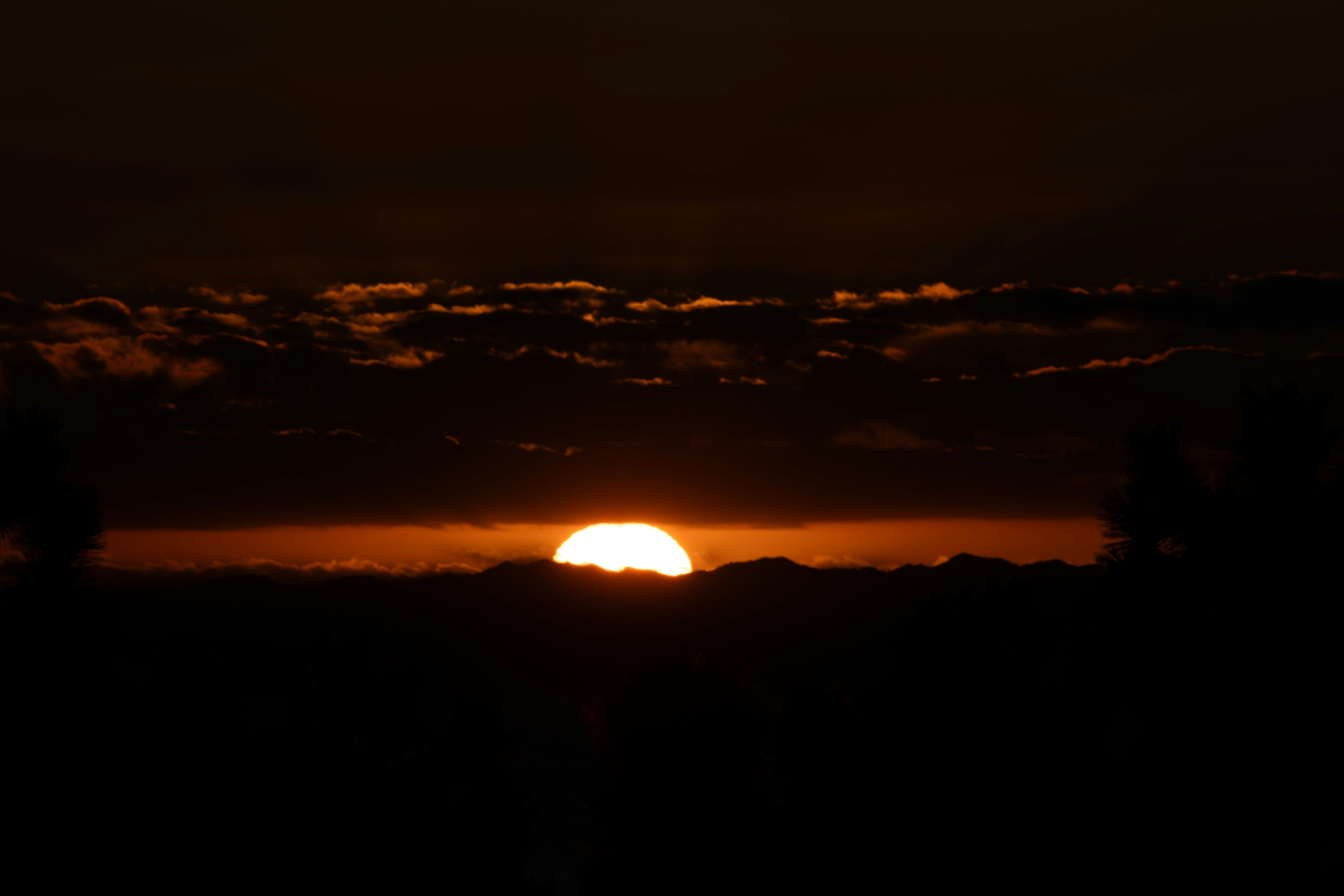 夕日が地平線に沈む美しい風景