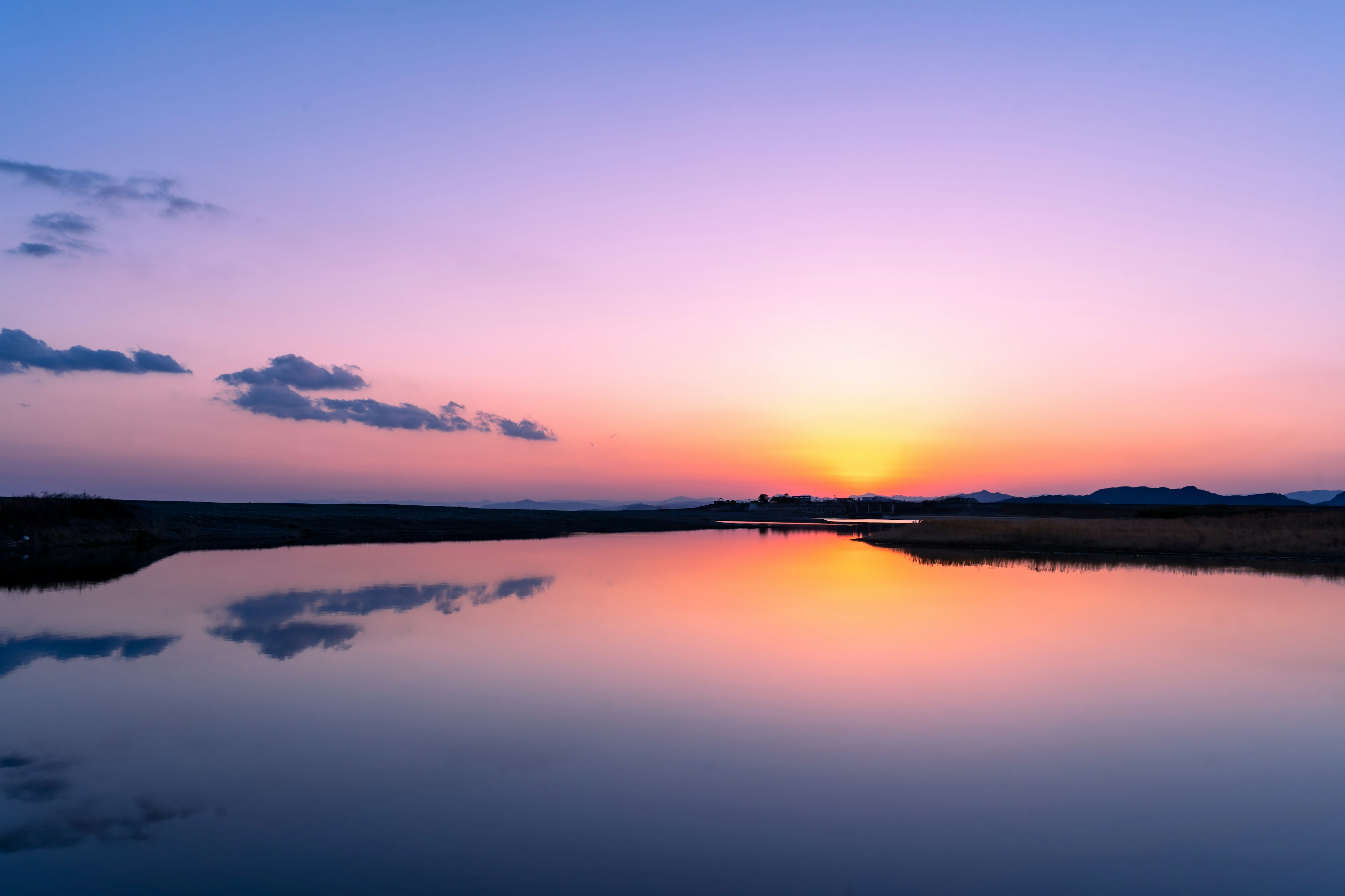 夕日が水面に映る美しい風景の写真