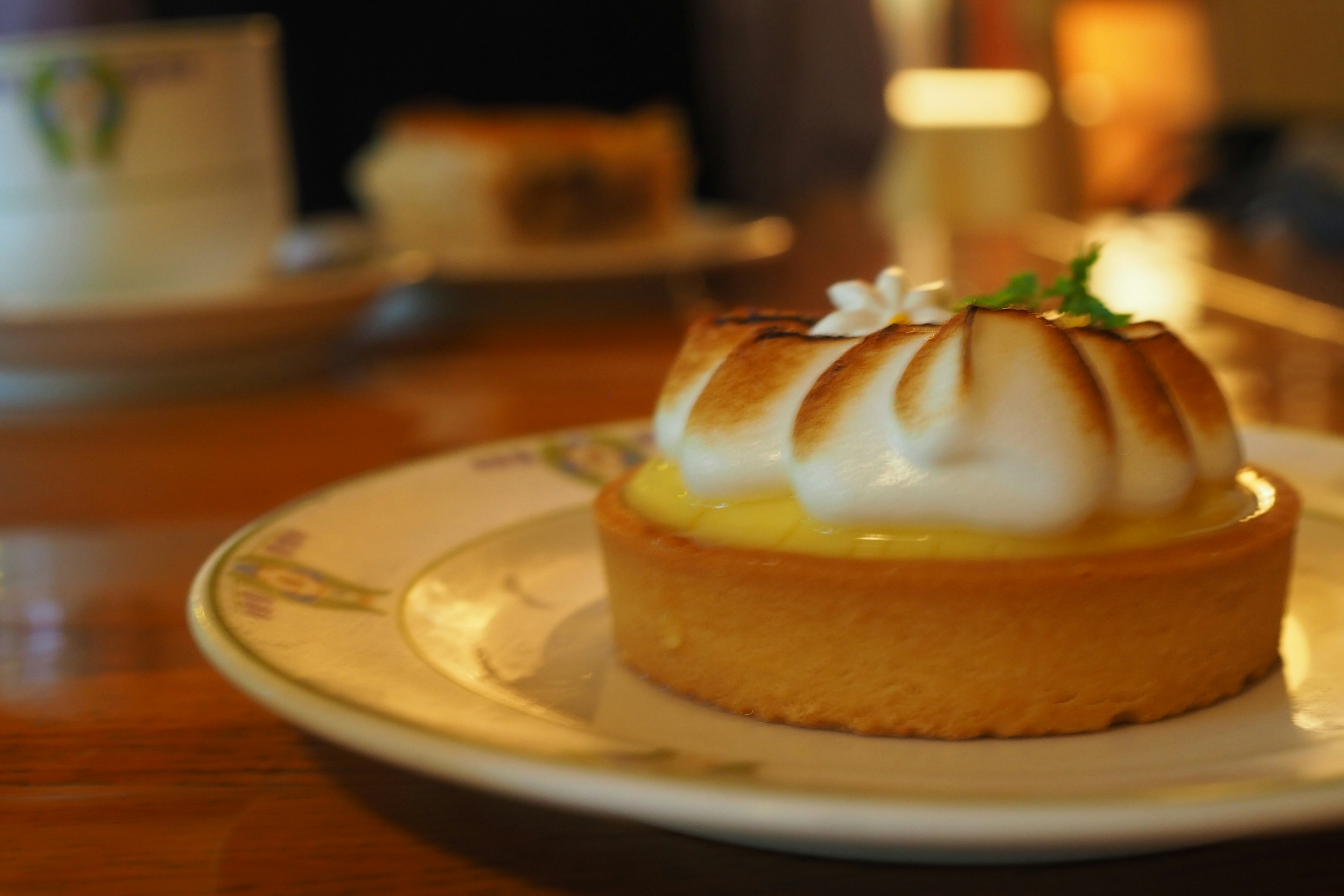 Deliciosa tarta de limón cubierta con merengue tostado