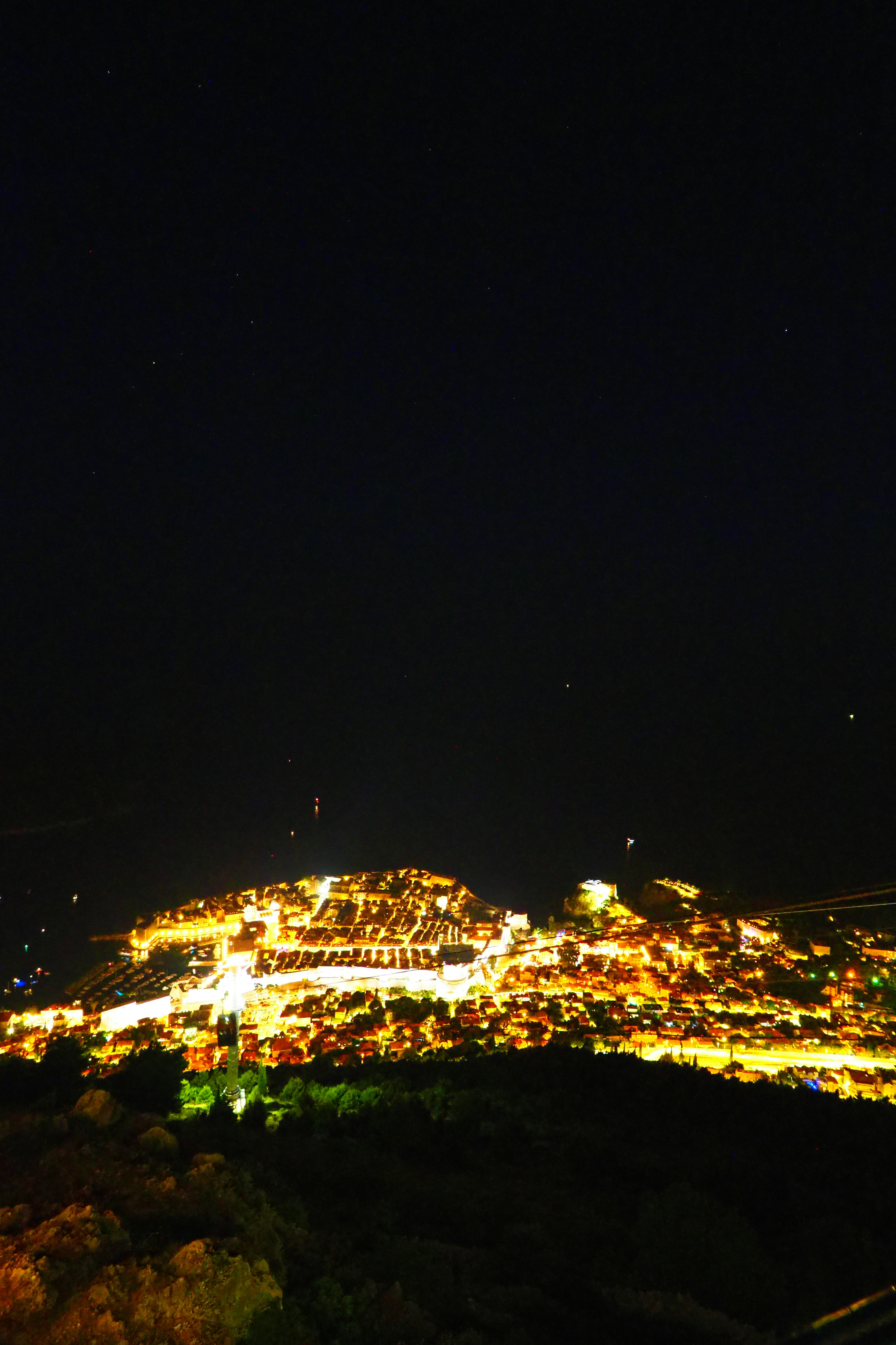 夜の都市の美しい眺めに光る建物と星空