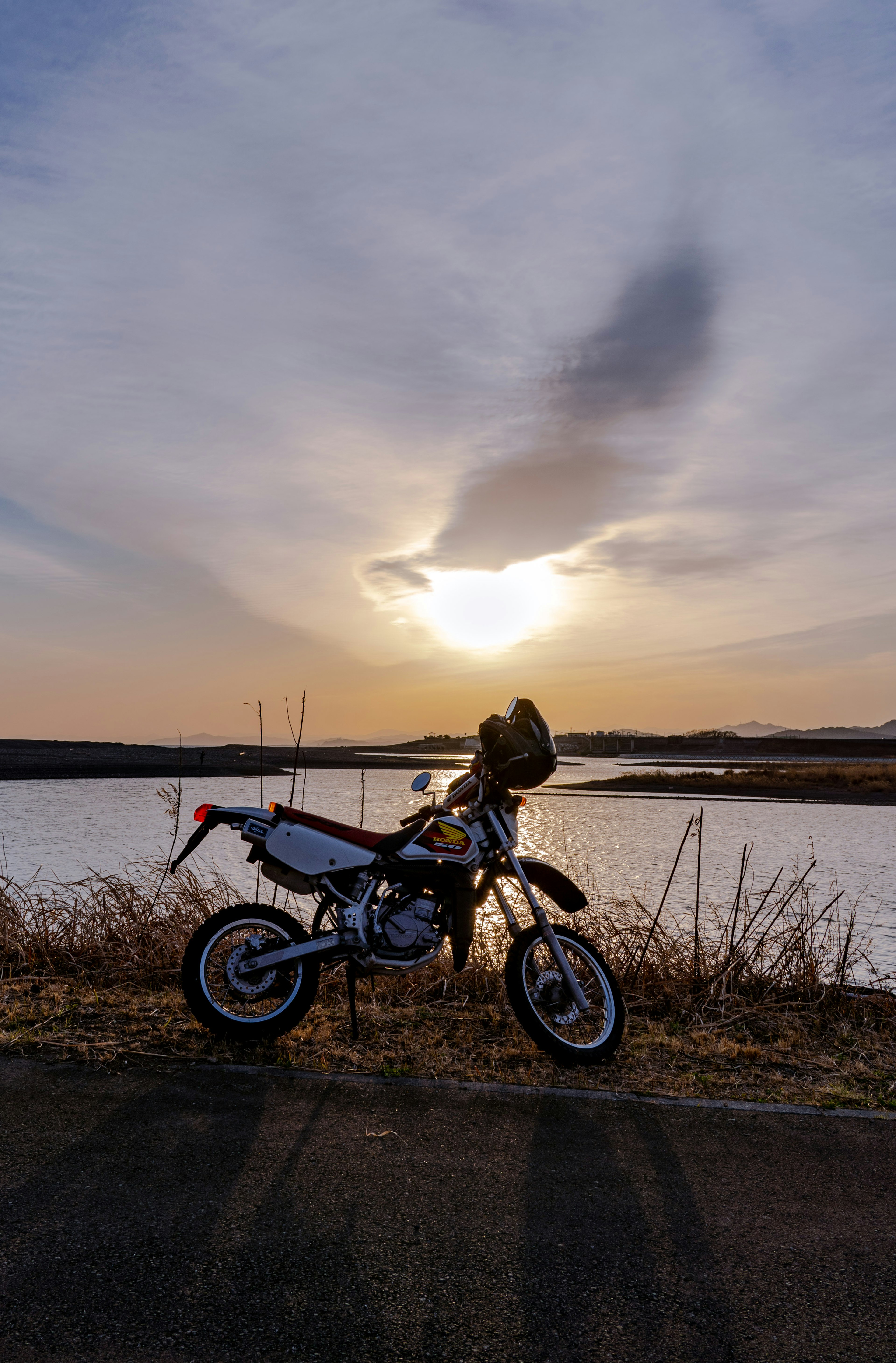 夕日を背景にしたバイクとライダーのシルエット