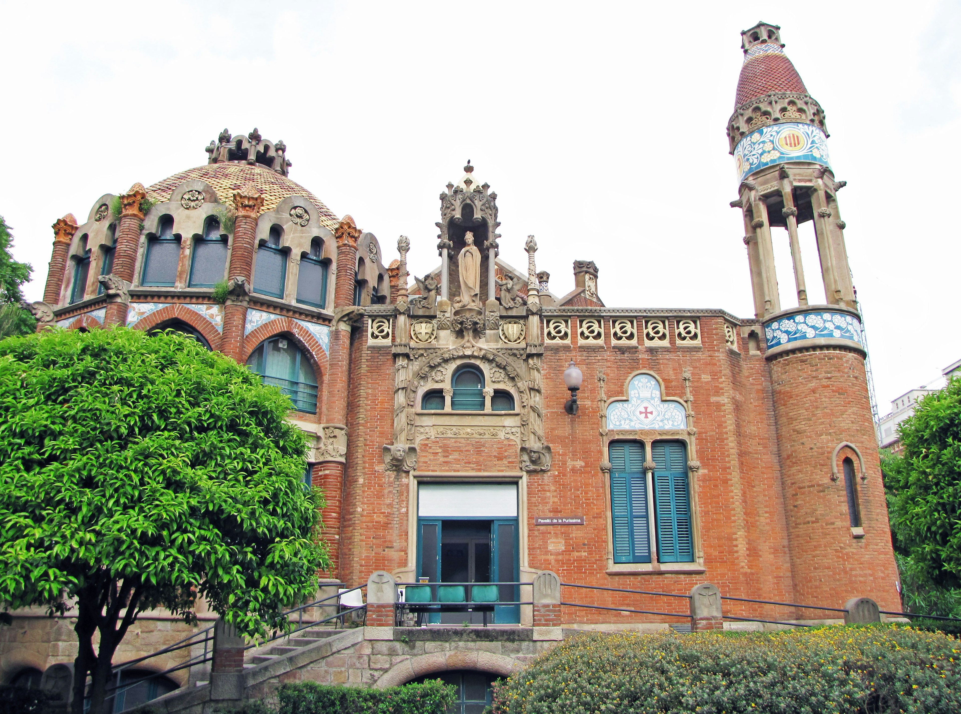 Pemandangan indah gedung bata dikelilingi pohon hijau