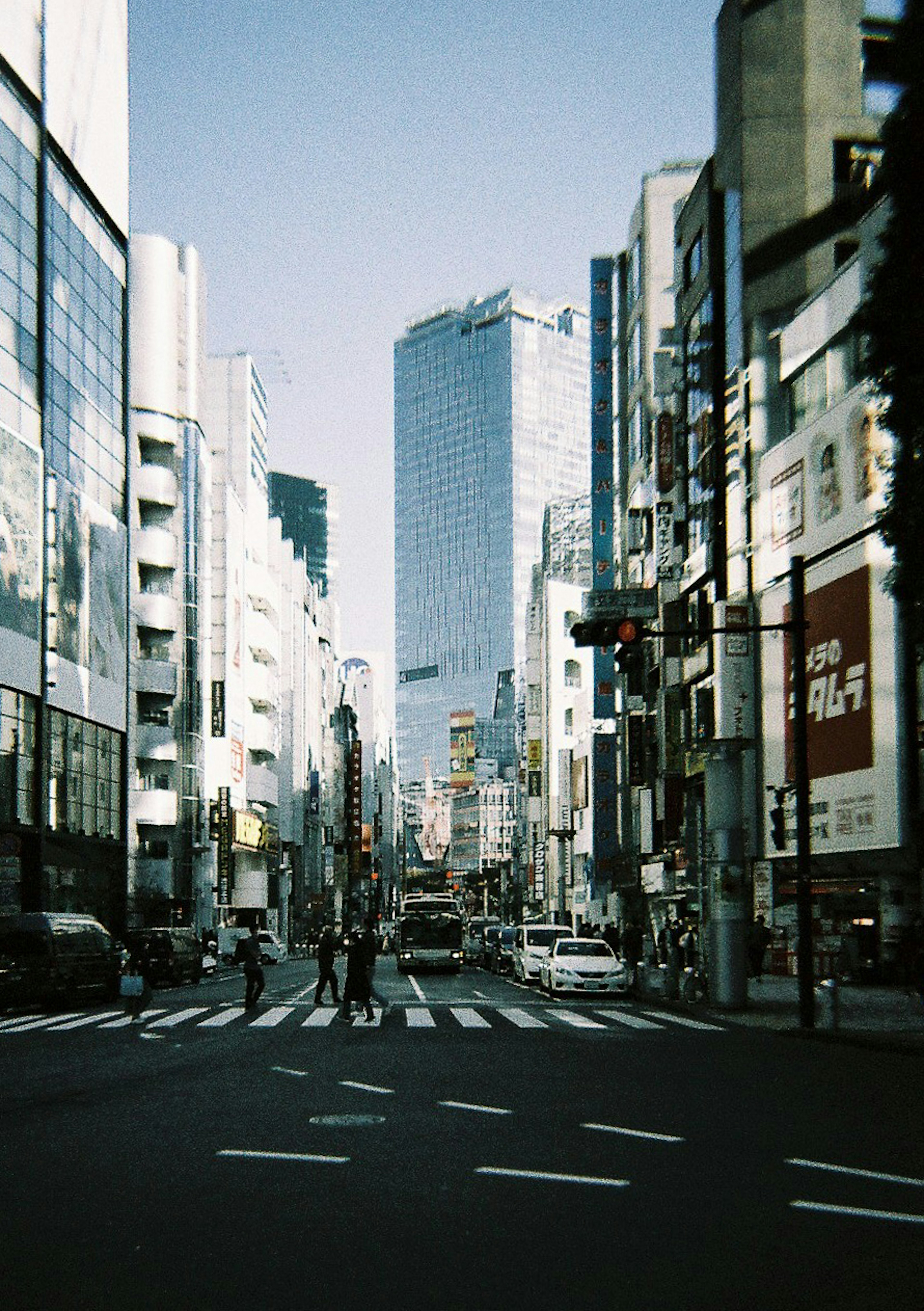 Pemandangan kota Tokyo dengan gedung tinggi dan langit biru