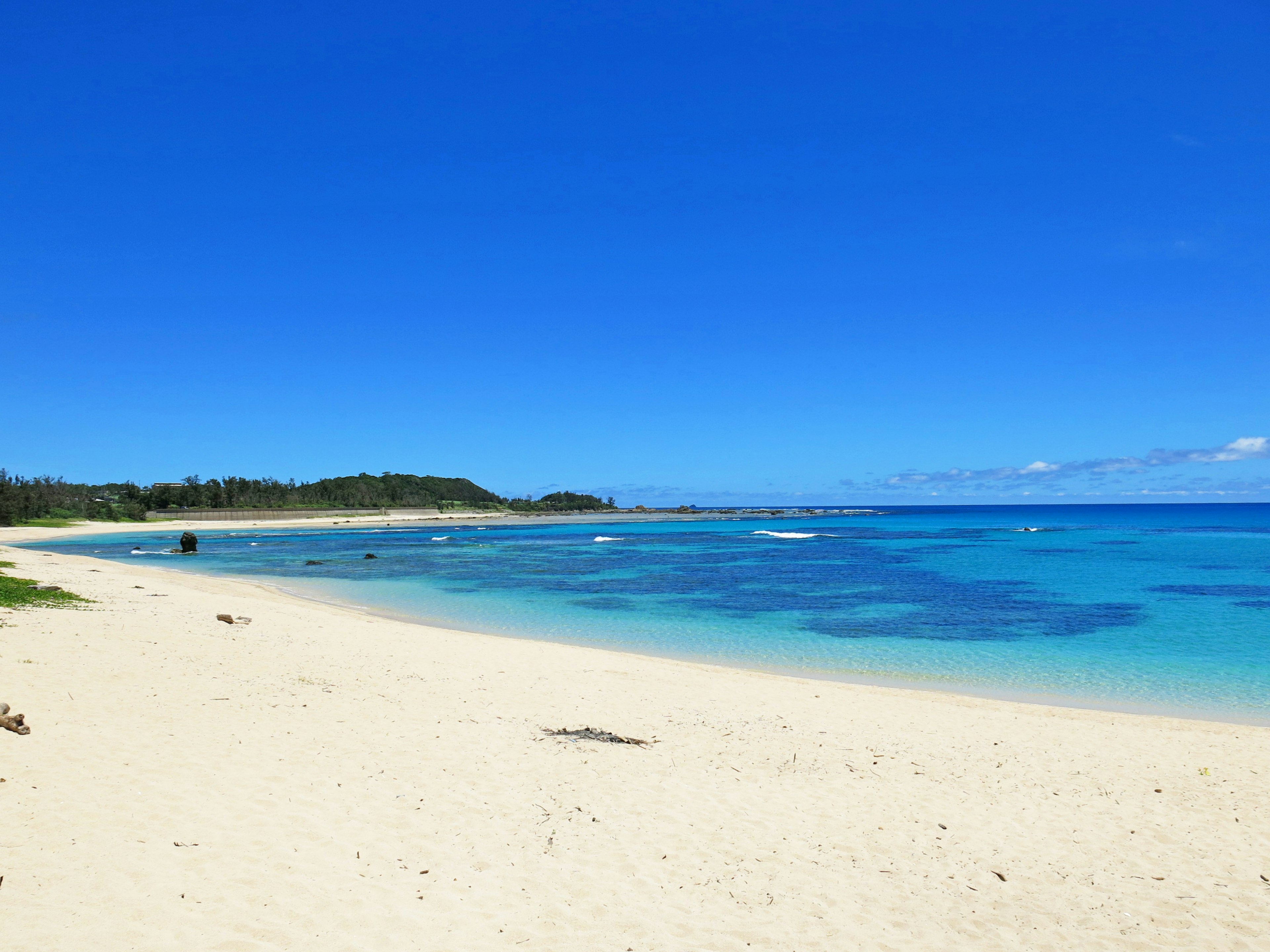 Scène de plage magnifique avec océan bleu et rivage de sable blanc