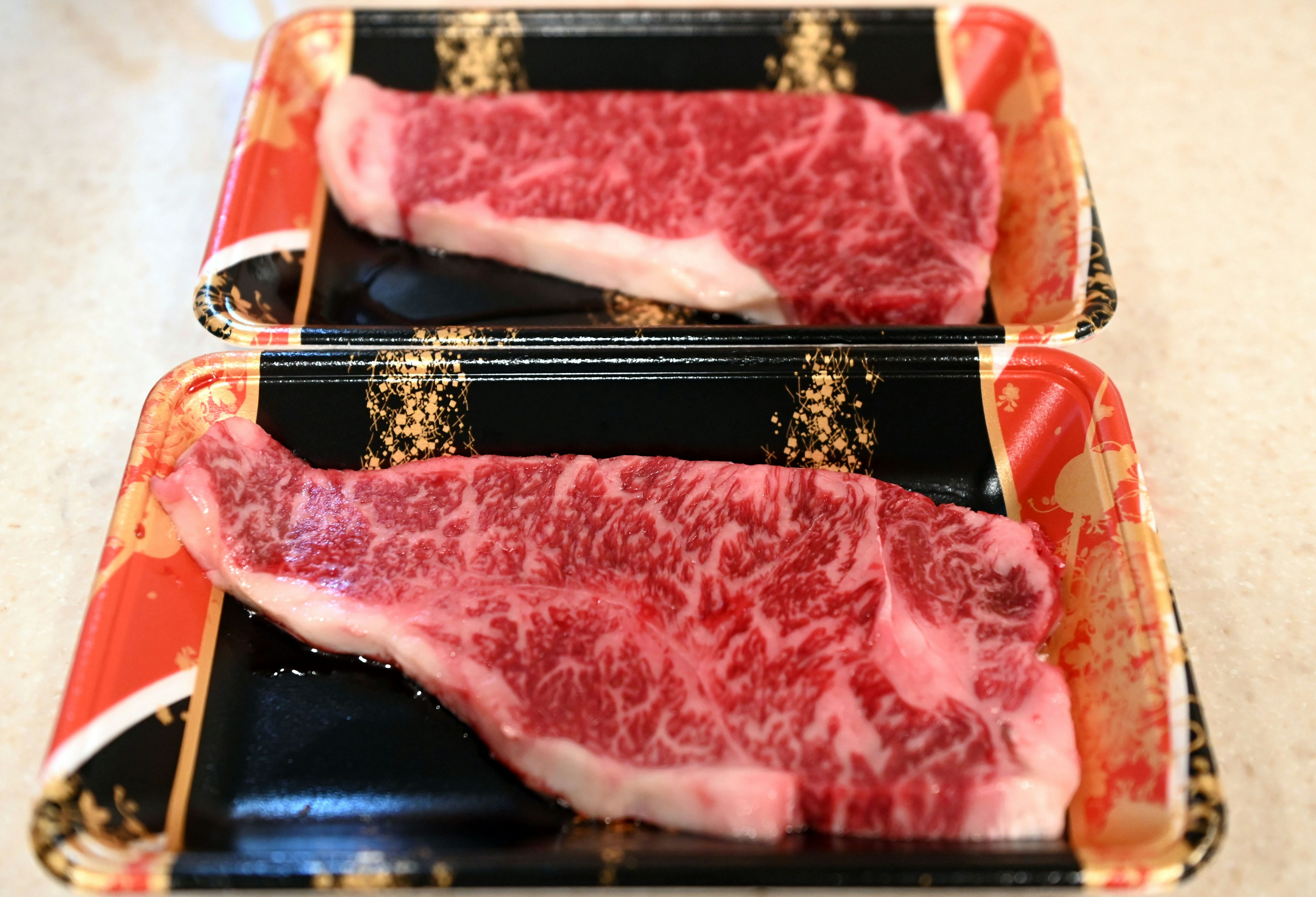 Dos paquetes que contienen delicioso steak de Wagyu