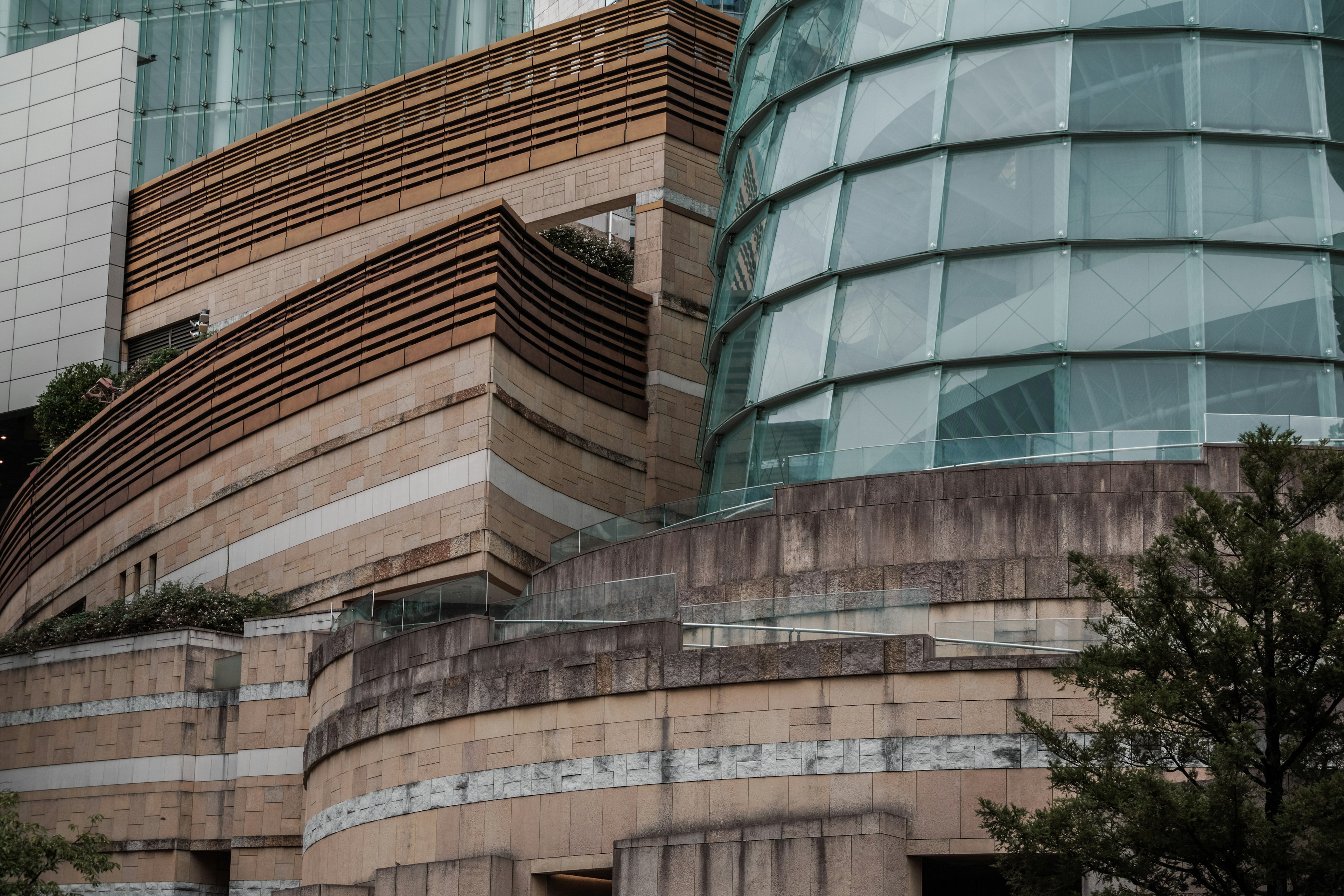 Exterior que muestra el diseño único y las combinaciones de materiales de un edificio