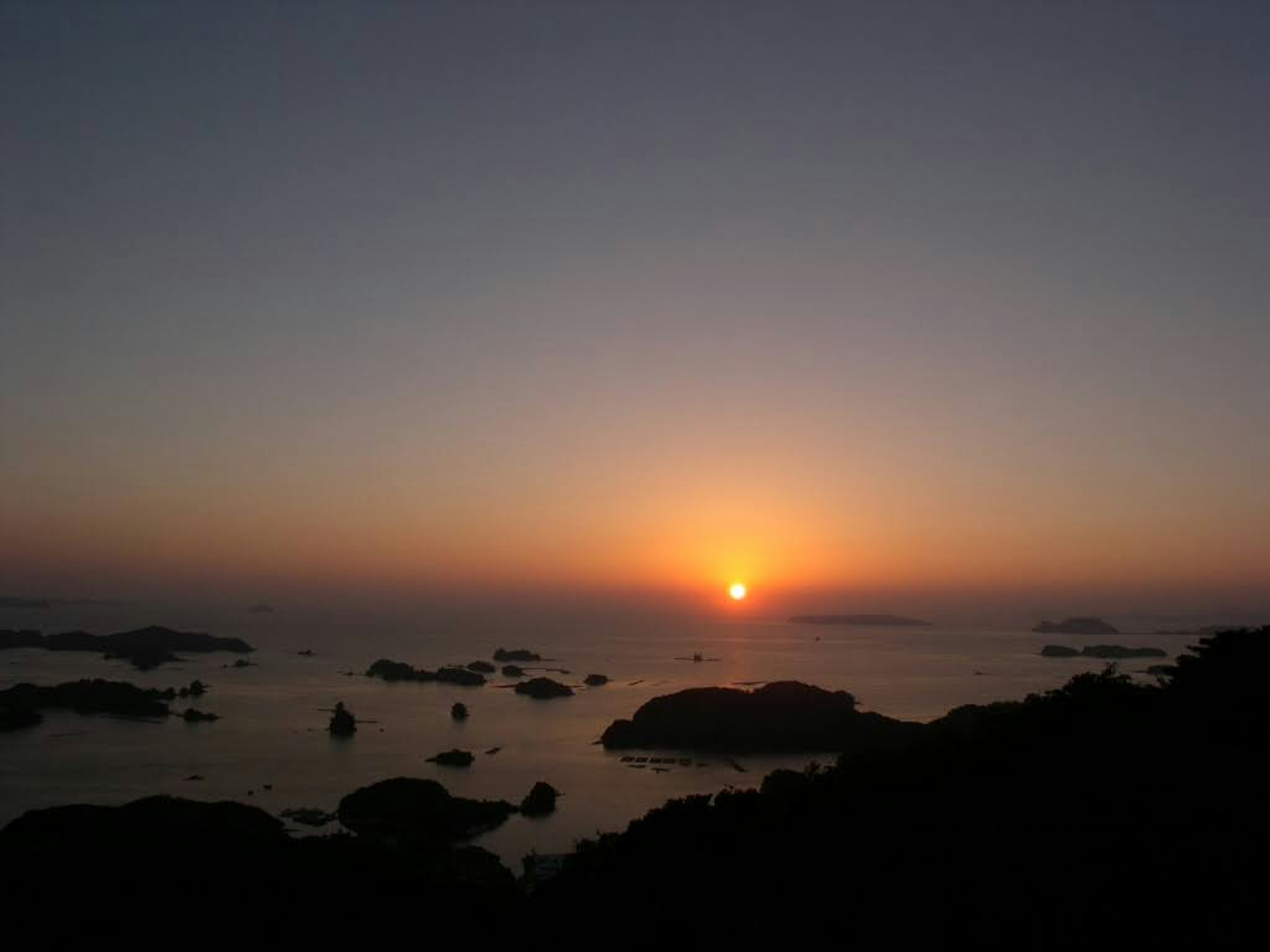 夕日が海に沈む美しい風景 複数の島々が見える