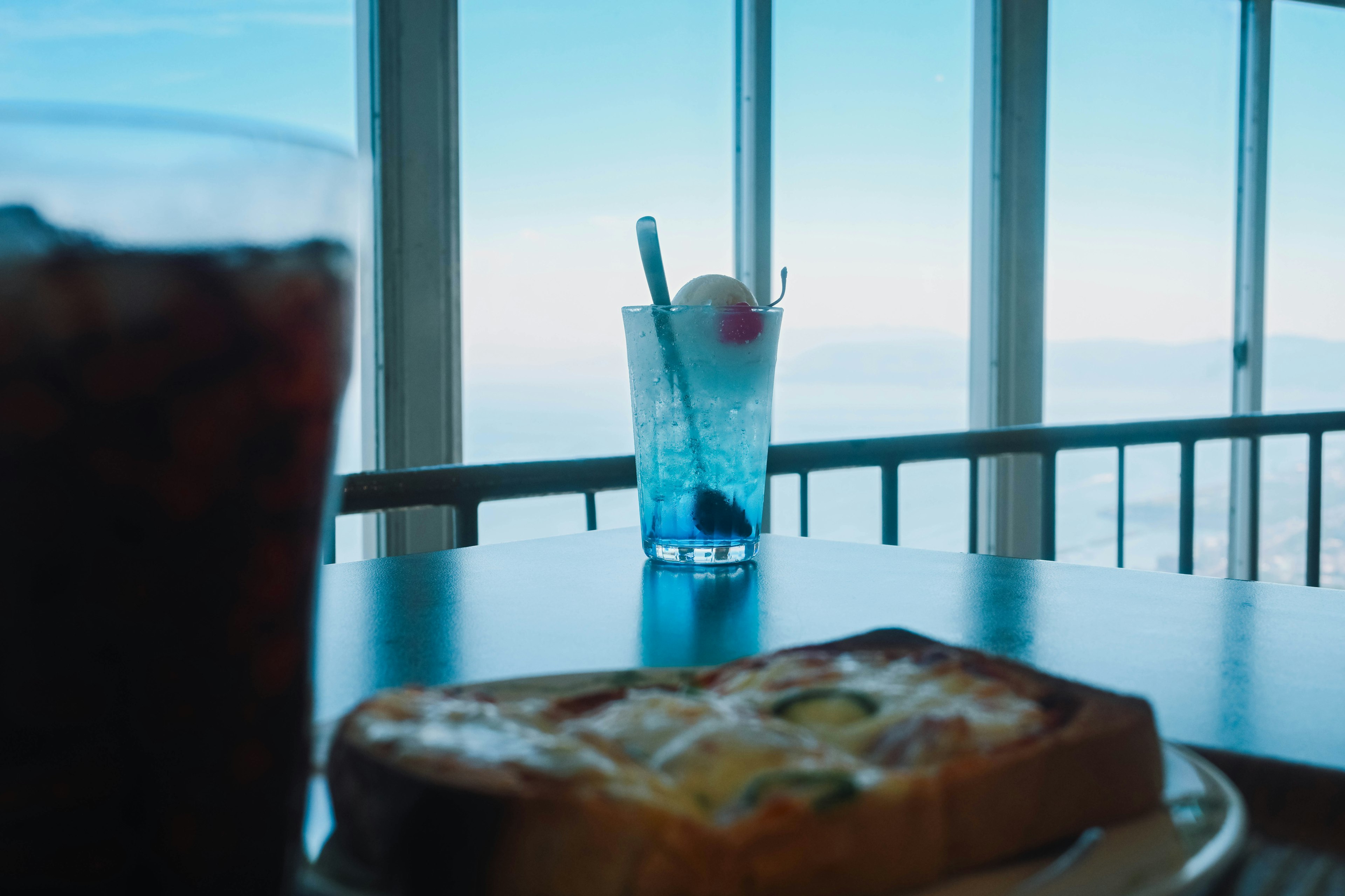 Une table de café avec du pain grillé et un verre de cocktail avec vue panoramique