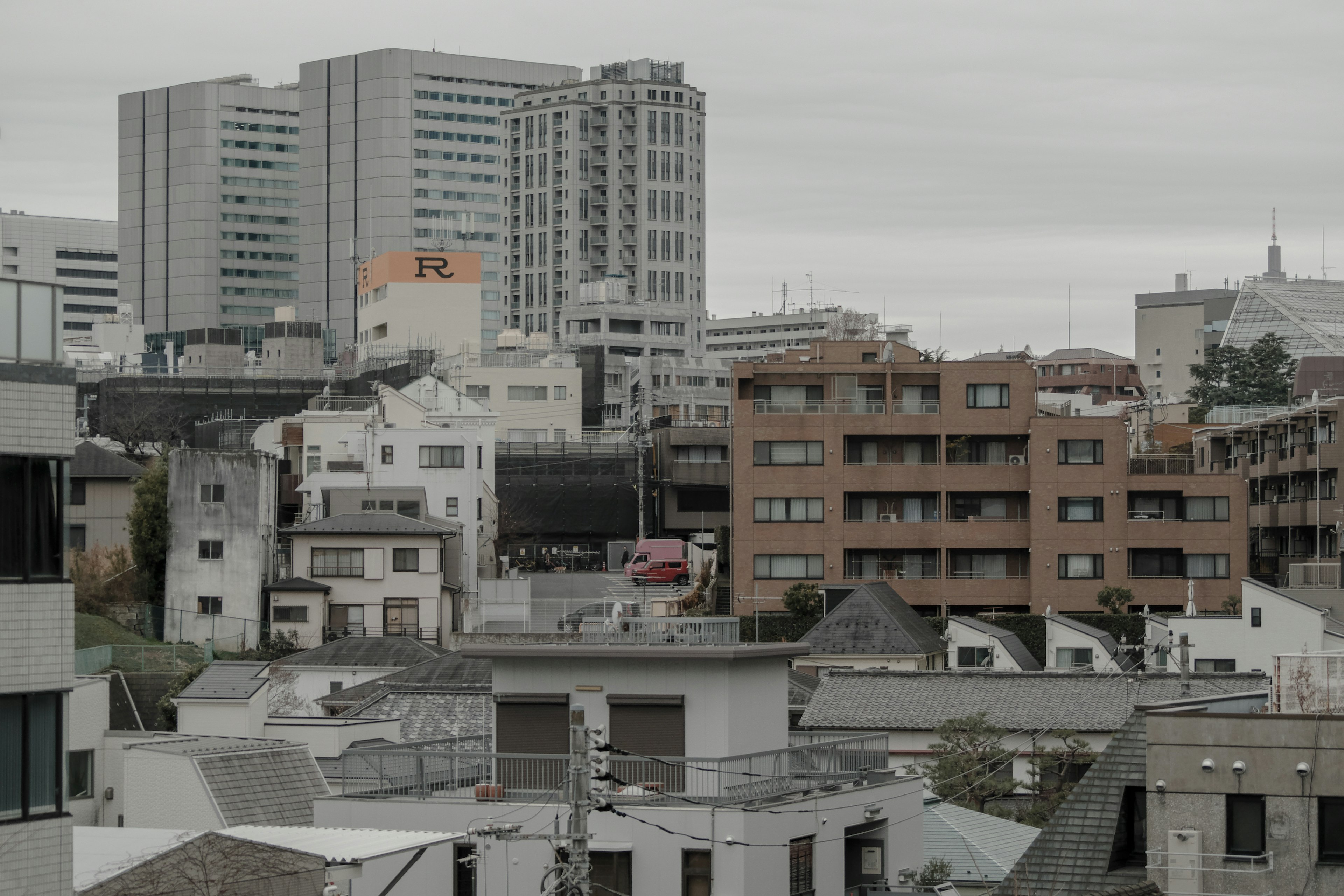 东京城市景观，包含高层建筑和低层住宅的混合