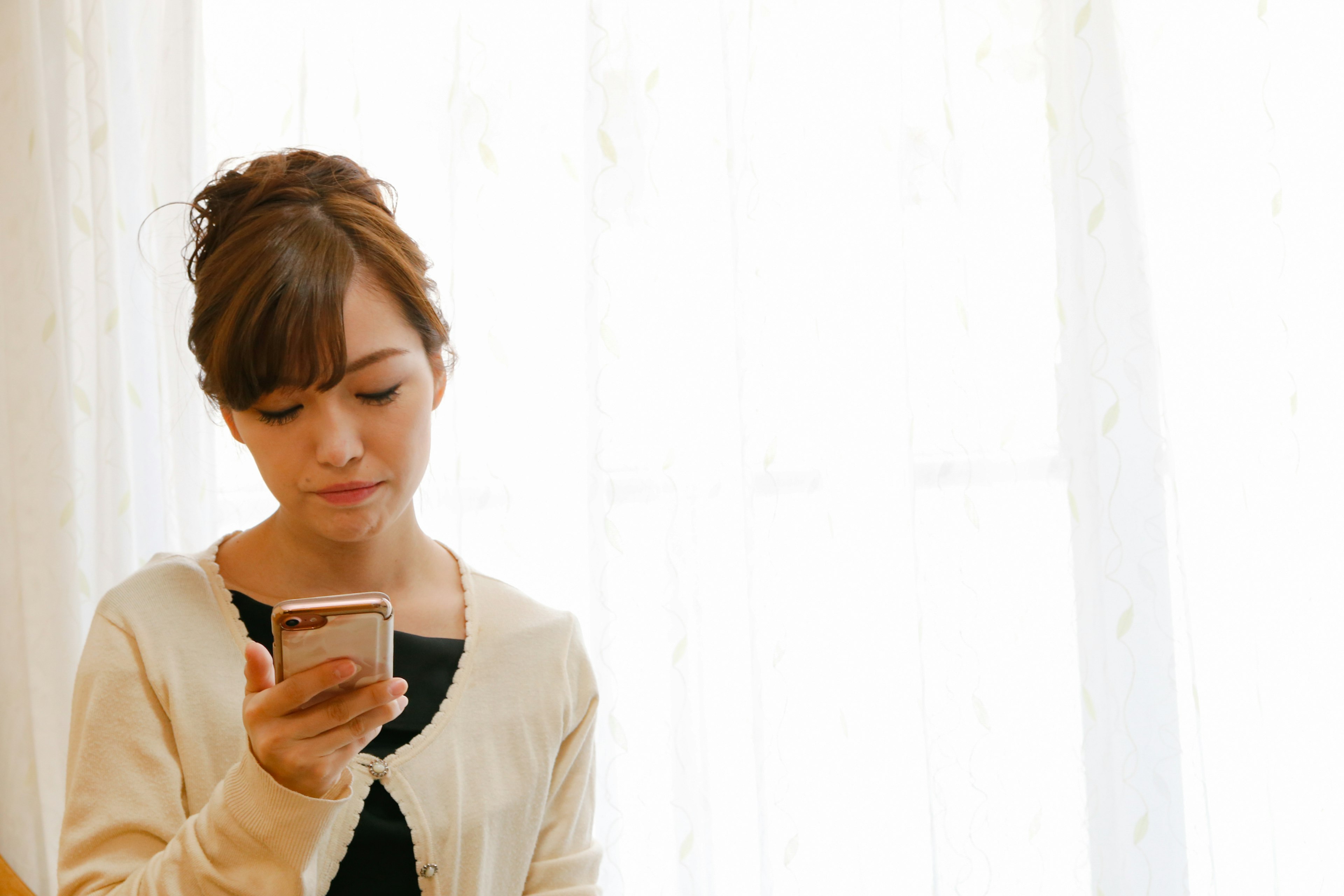 Giovane donna che guarda il suo smartphone