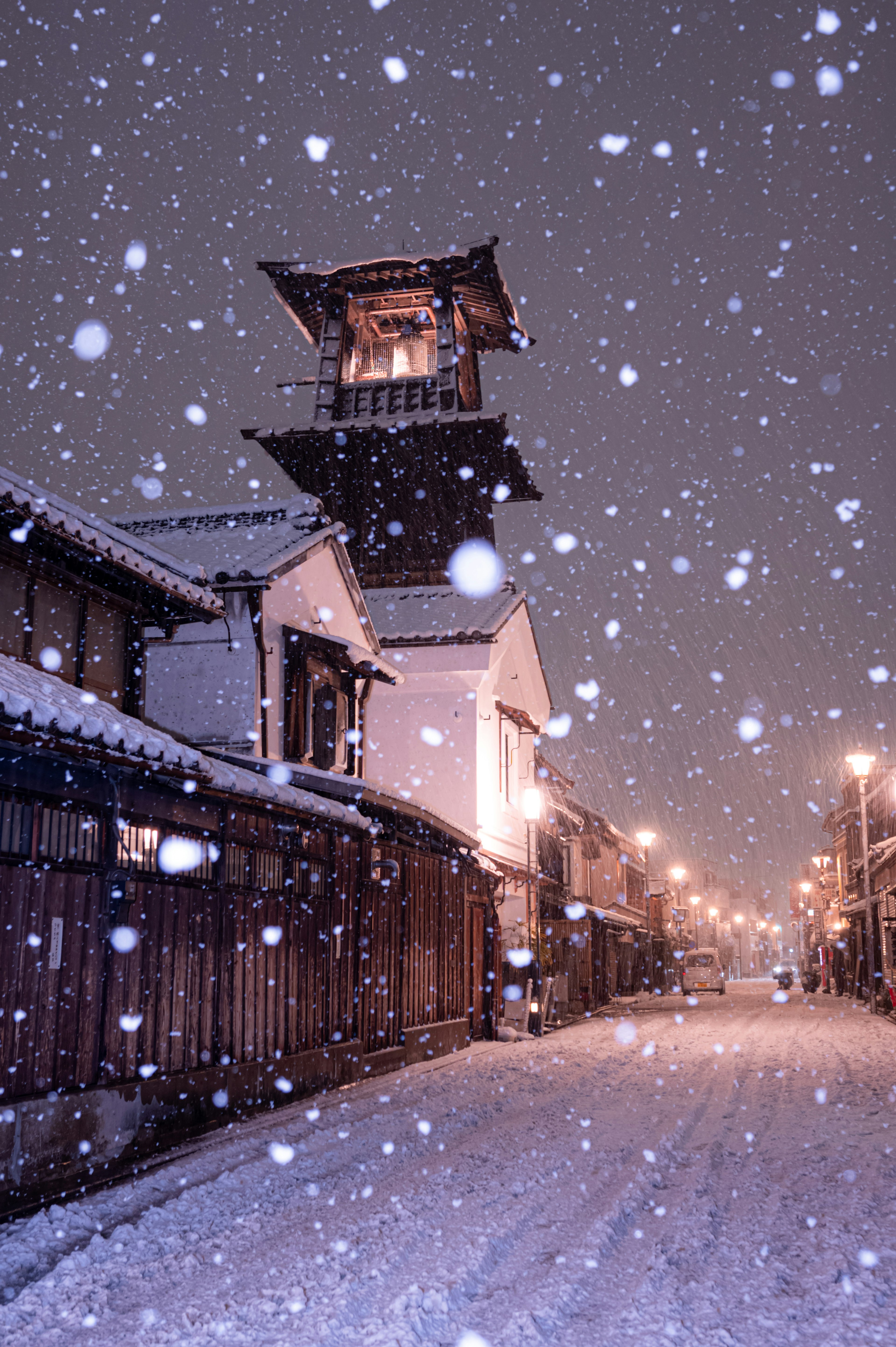 Bellissimo paesaggio di strada innevata con torre dell'orologio