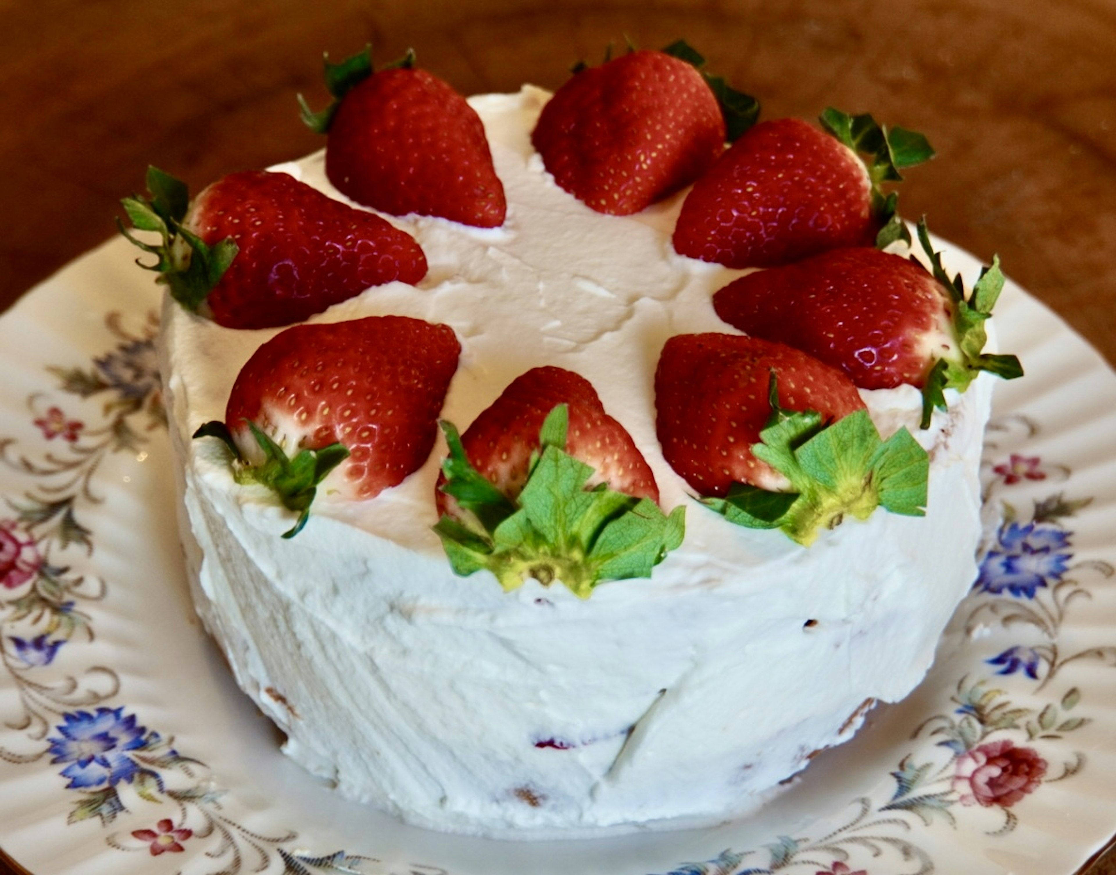 Pastel cubierto con crema y fresas