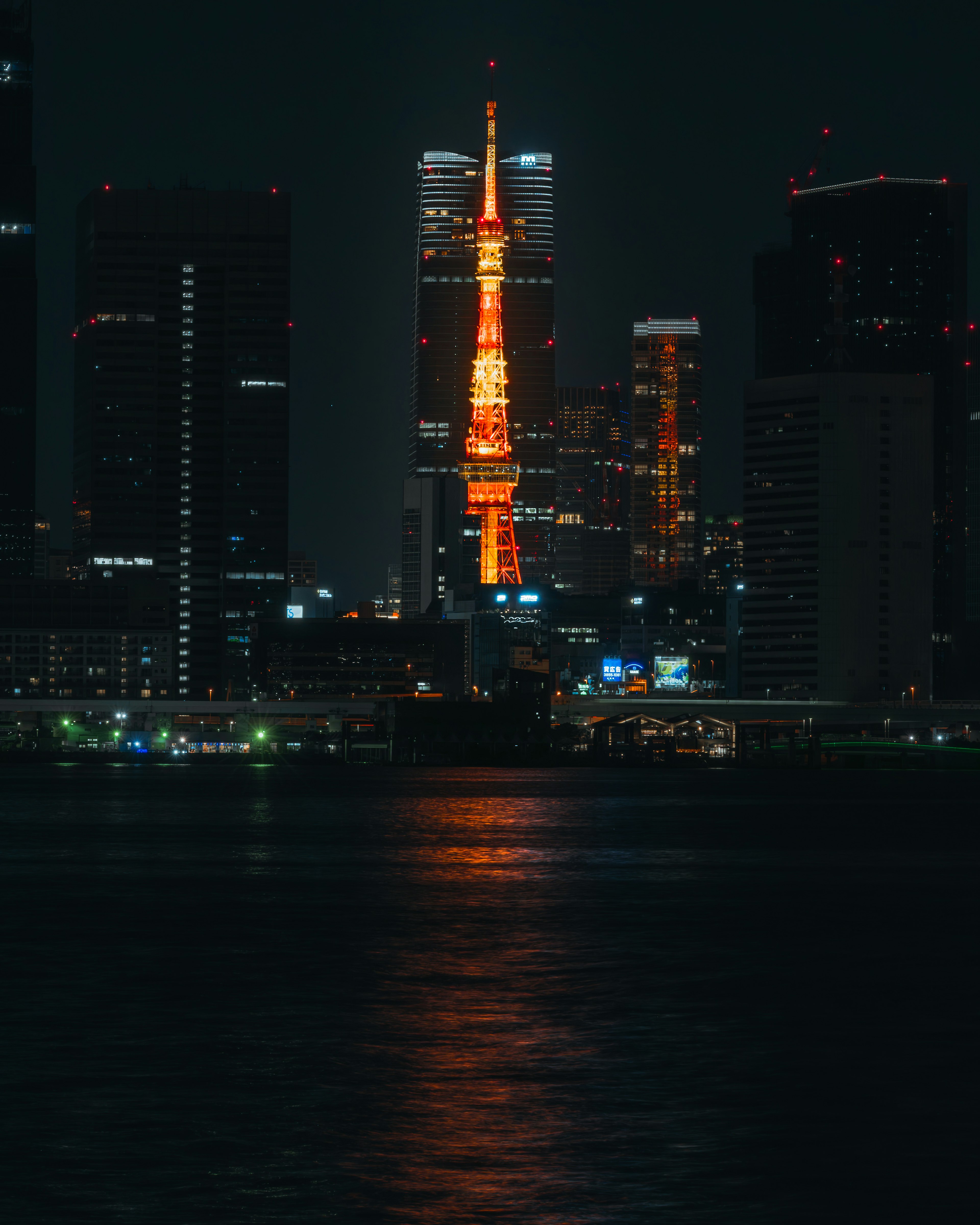 東京タワーが夜景に照らされている画像