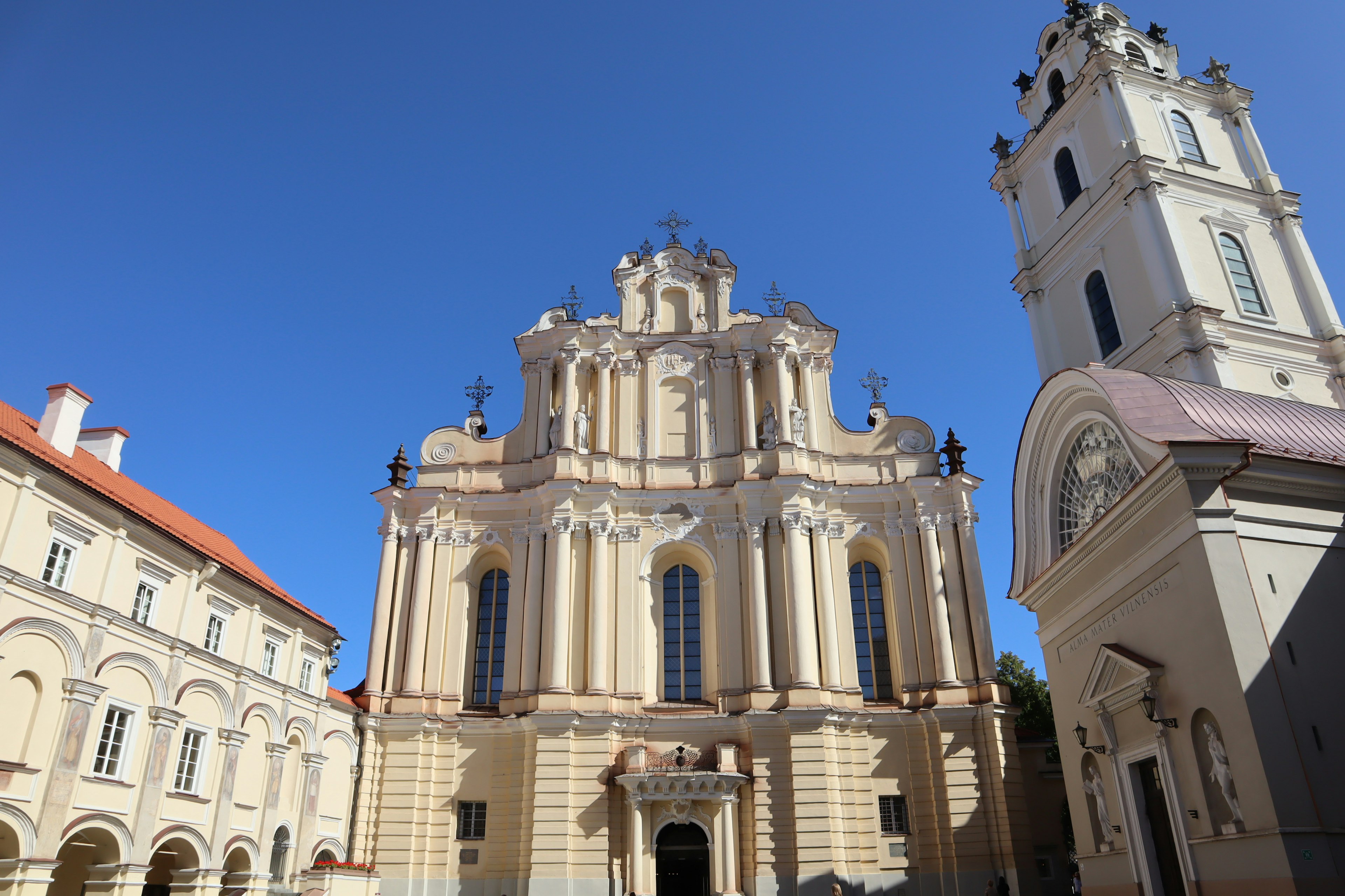 Barockstilgebäude vor klarem blauen Himmel